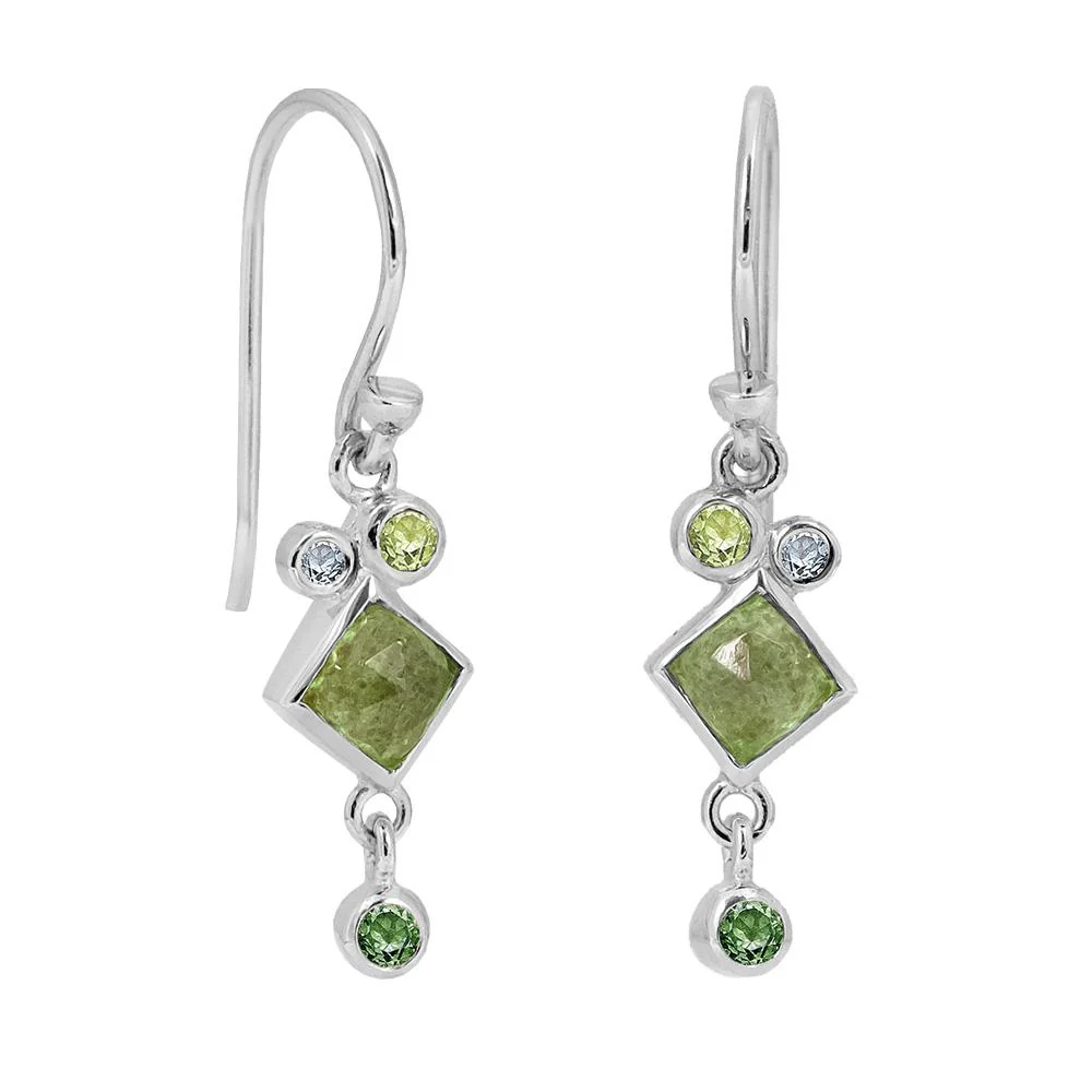 Deze sterling zilveren oorbellen hebben elk een 4 x 4 mm vierkante groene serpentijn, een ronde 2 mm peridoot, een ronde 2 mm groene kwarts en een ronde 1,5 mm blauwe topaas.