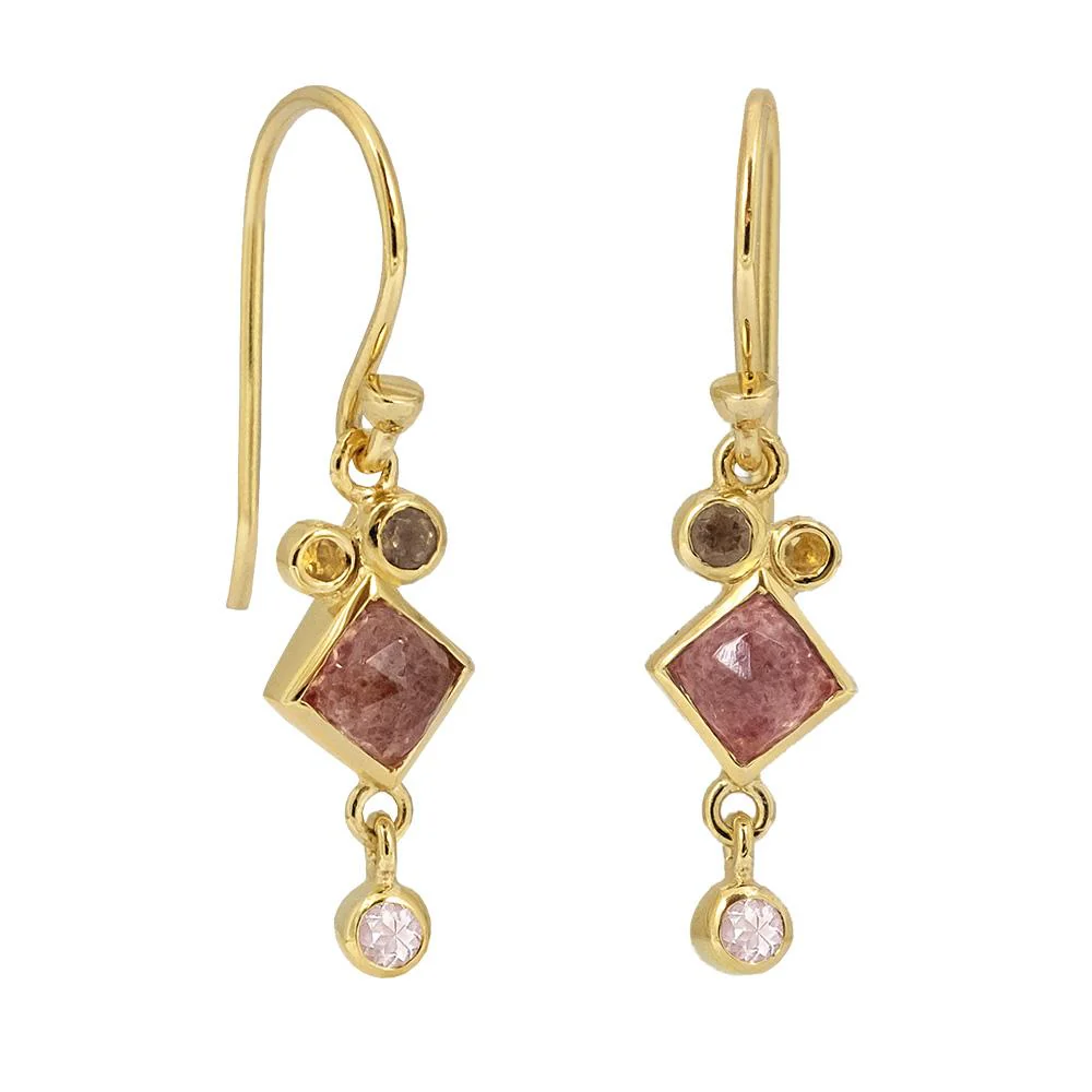 Deze vergulde oorbellen hebben beide een 4 x 4 mm vierkante kersenkwarts, een 2 mm ronde rookkwarts, een 1,5 mm ronde citrien en een 2 mm ronde rozenkwarts.