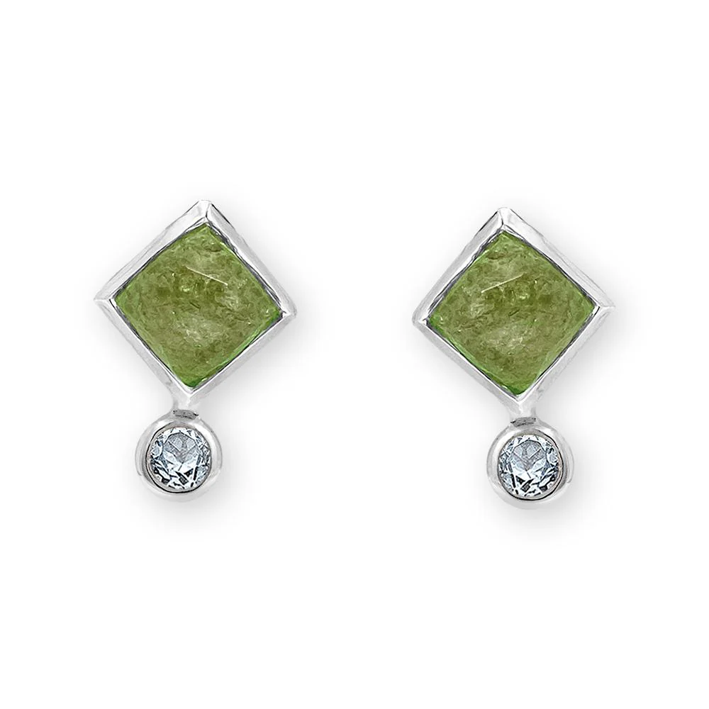 Deze sterling zilveren oorknoppen hebben beide een 4 x 4 mm vierkante groene serpentijn en een ronde 2 mm blauwe topaas.