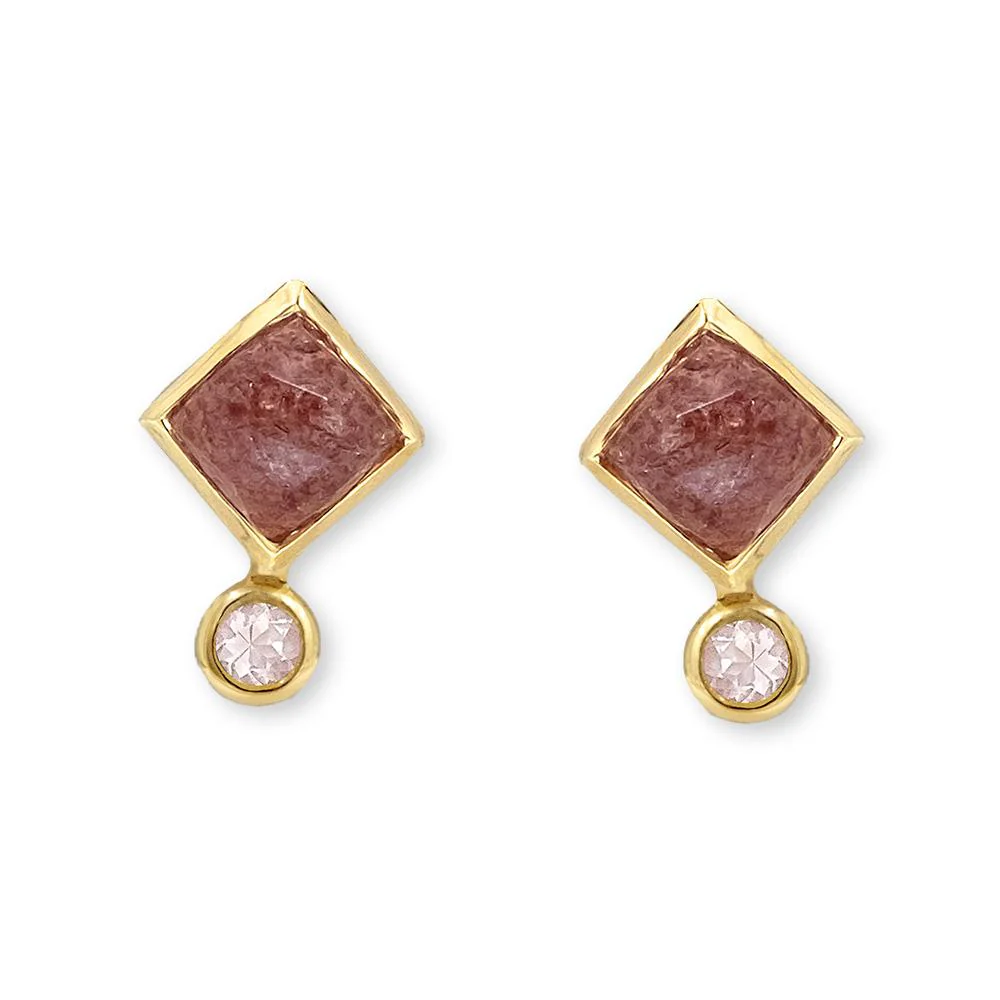 Deze vergulde oorknoppen bevatten elk een 4 x 4 mm vierkante kersenkwarts en een 2 mm ronde rozenkwarts.