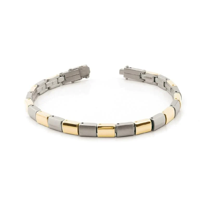 Das Armband ist ein elegantes Schmuckst&uuml;ck,Tragen Sie es am besten um den Unterarm, sodass es bequem sitzt und die Handbewegungen nicht einschr&auml;nkt. Dieser stilvolle Sklavenarmreif verleiht jedem Outfit eine besondere Note. Perfekt f&uuml;r besondere Anl&auml;sse und modische Akzente.