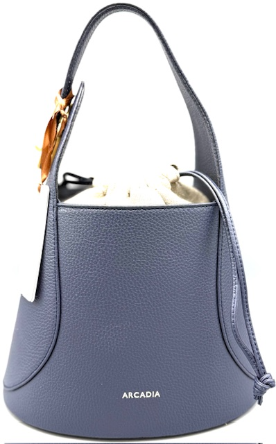 De Nymera Bucket onderscheidt zich door zijn elegante, druppelvormige silhouet &mdash; een zachte, vloeiende vorm die de sierlijke bewegingen van water en de subtiele dynamiek van de wind weerspiegelt. De verfijnde, subtiele metalen sluiting aan de zijkant geeft de tas een delicate uitstraling en is bovendien voorzien van een quick-release systeem, waardoor het handvat moeiteloos geopend kan worden voor gemakkelijke toegang tot het interieur.

Details

Handvatval: 16 cm
Trekkoordsluiting
Binnenvak met ritssluiting
Geborstelde metalen hardware
Voering met merklogo
Verstelbare schouderriem: 30&ndash;60 cm
Afmetingen: L 25 &times; H 20 &times; D 17 cm
Gemaakt in Itali&euml;