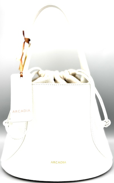 De Nymera Bucket onderscheidt zich door zijn elegante, druppelvormige silhouet &mdash; een zachte, vloeiende vorm die de sierlijke bewegingen van water en de subtiele dynamiek van de wind weerspiegelt. De verfijnde, subtiele metalen sluiting aan de zijkant geeft de tas een delicate uitstraling en is bovendien voorzien van een quick-release systeem, waardoor het handvat moeiteloos geopend kan worden voor gemakkelijke toegang tot het interieur.

Details

Handvatval: 16 cm
Trekkoordsluiting
Binnenvak met ritssluiting
Geborstelde metalen hardware
Voering met merklogo
Verstelbare schouderriem: 30&ndash;60 cm
Afmetingen: L 25 &times; H 20 &times; D 17 cm
Gemaakt in Itali&euml;