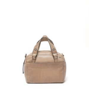 Lucca Handtas &ndash; Dust Rundleer voor Dames
Kies voor een zachte en elegante uitstraling met de Lucca handtas voor dames in de kleur Dust. Deze subtiele, neutrale aardetint geeft je outfit een rustige en verfijnde look en is perfect te combineren met zowel lichte als donkere stijlen. De tas is vervaardigd van hoogwaardig rundleder, wat zorgt voor een luxe uitstraling en langdurige kwaliteit.
Met afmetingen van 10 &times; 22 &times; 18 cm en een gewicht van 1000 gram, biedt deze handtas voldoende ruimte voor al je dagelijkse essentials zoals je portemonnee, telefoon en make-up. Het praktische ontwerp helpt je om je spullen overzichtelijk op te bergen, terwijl de stevige handgrepen zorgen voor optimaal draagcomfort.
De Lucca collectie staat bekend om haar tijdloze ontwerpen en hoogwaardige afwerking. Deze dames handtas in Dust is een veelzijdige accessoire die stijl en functionaliteit perfect combineert.
Belangrijkste kenmerken:
Gemaakt van premium rundleder
Kleur: Dust (zachte, neutrale aardetint)
Ruim en praktisch formaat
Afmetingen: 10 &times; 22 &times; 18 cm
Gewicht: 1000 g
Stevige handgrepen
Onderdeel van de Lucca collectie
Ideaal voor dagelijks gebruik en werk
Kies voor een subtiele en stijlvolle look met de Lucca handtas in Dust &ndash; een tijdloze must-have voor iedere vrouw.