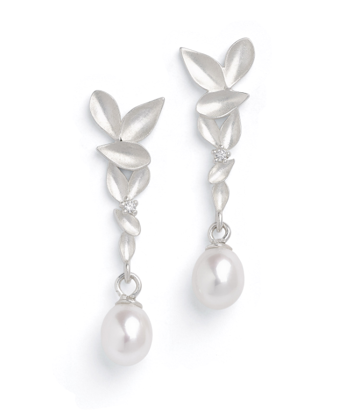 De Yolani-OH SW-Perle-cz si925-matt 31mm met modelnummer 1540020654 is een verfijnd sieraad gemaakt van 925 sterling zilver. De zilverkleurige uitstraling voegt een tijdloze elegantie toe. Perfect te dragen als statement piece voor zowel dagelijkse als formele gelegenheden. Combineer het met andere zilveren sieraden voor een samenhangende look. Voeg het toe aan je webshop!