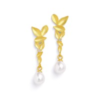 De Yolani-OH SW-Perle-cz go-si925 31mm, modelnummer 1540020656, is een verfijnd paar hanger oorbellen. Gemaakt van 925 sterling zilver, hebben ze een elegante goudkleur. Combineer deze prachtige sieraden met een chique avondjurk of een stijlvolle blouse voor een elegante uitstraling. Perfect voor speciale gelegenheden of een avondje uit.