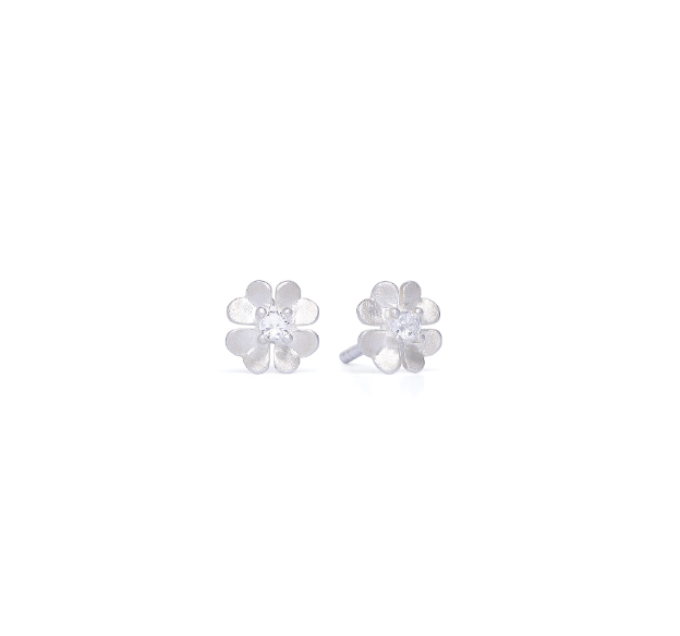 De Kleesia-OS Zirkonia si925-matt 9.5mm studs, modelnummer 1910024154, zijn elegante oorstekers van 925 sterling zilver met een goudkleurige afwerking. Combineer deze tijdloze juwelen met een chique avondjurk of een casual outfit voor een verfijnde uitstraling. Perfect om elke dag te dragen of om een speciale gelegenheid te verfraaien.