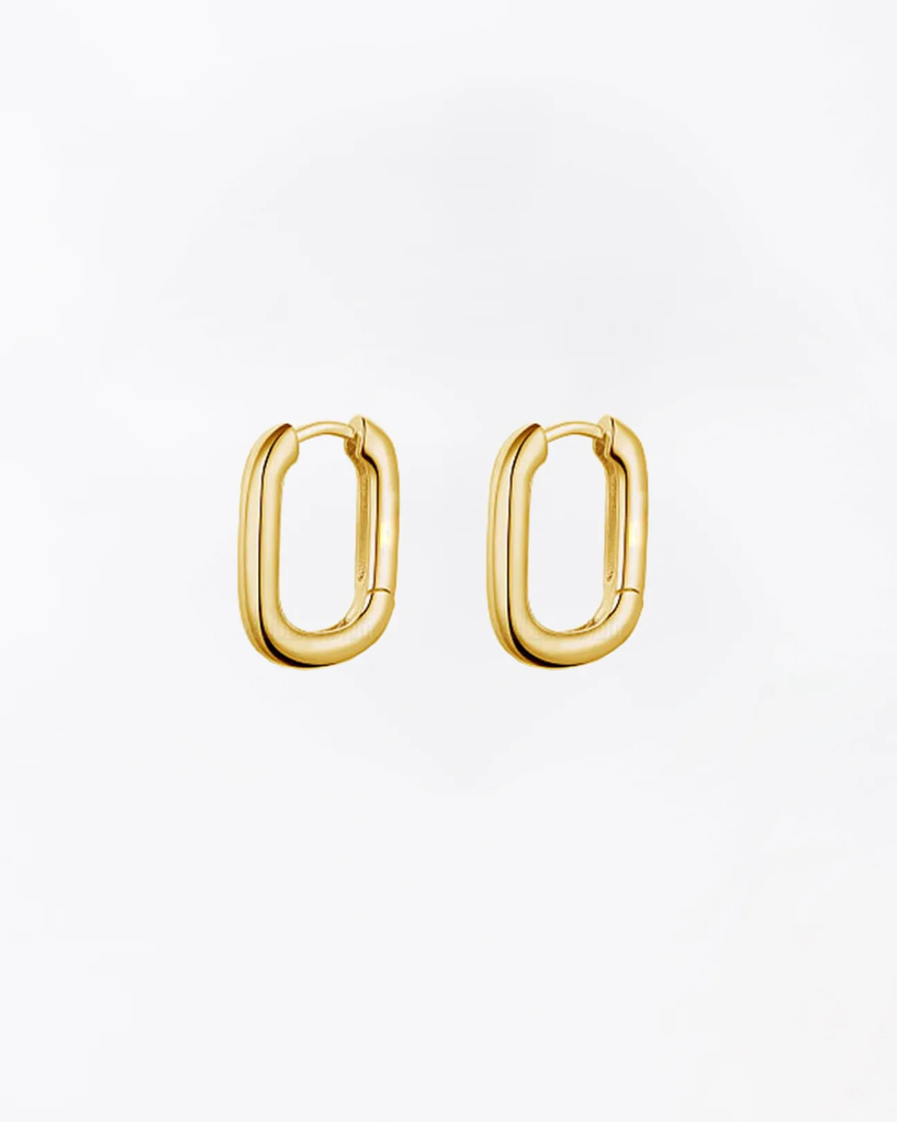 een paar zilver vergulde oorringen Fabnora model Square hoops