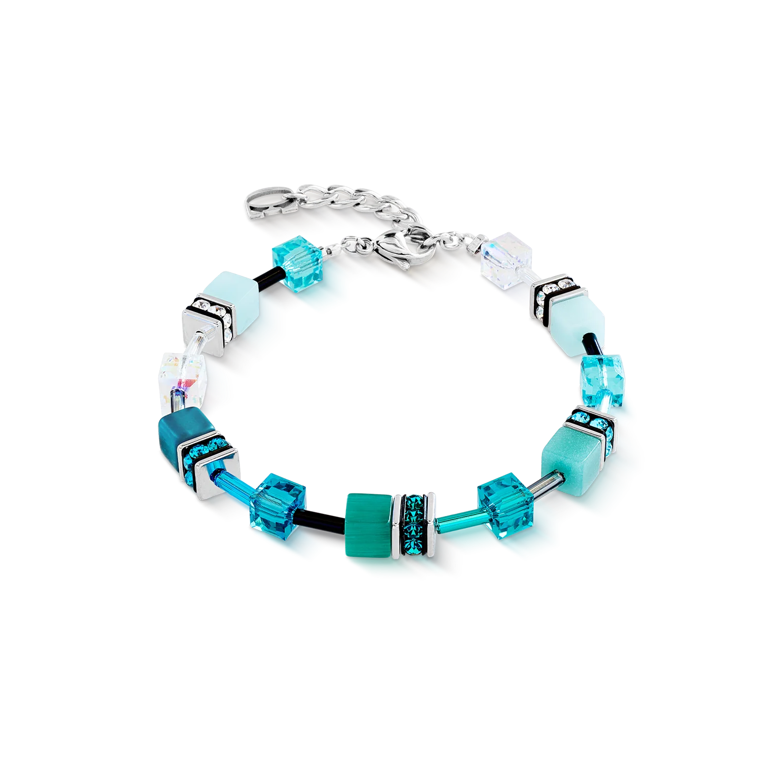 De GeoCUBE&reg; Iconic Bracelet Teal Silver brengt de "Transformative Teal"-kleur op elegante wijze naar de pols. De combinatie van Swarovski&reg;-kristallen, lichtgevende Polaris en synthetisch tijgeroog zorgt voor een levendig samenspel van kleur, diepte en schittering.

Schitterende facetten ontmoeten vloeiende lichtovergangen en een precieze geometrische structuur. Zilverkleurige elementen en kristallen rondellen cre&euml;ren een evenwichtige harmonie tussen glans en helderheid, wat resulteert in een ontwerp dat modern, zelfverzekerd en tijdloos aanvoelt.

De armband is gemaakt van roestvrij staal in zilver en biedt duurzaamheid, comfort en een lange levensduur &ndash; ideaal om alleen te dragen of als onderdeel van de bijpassende set.