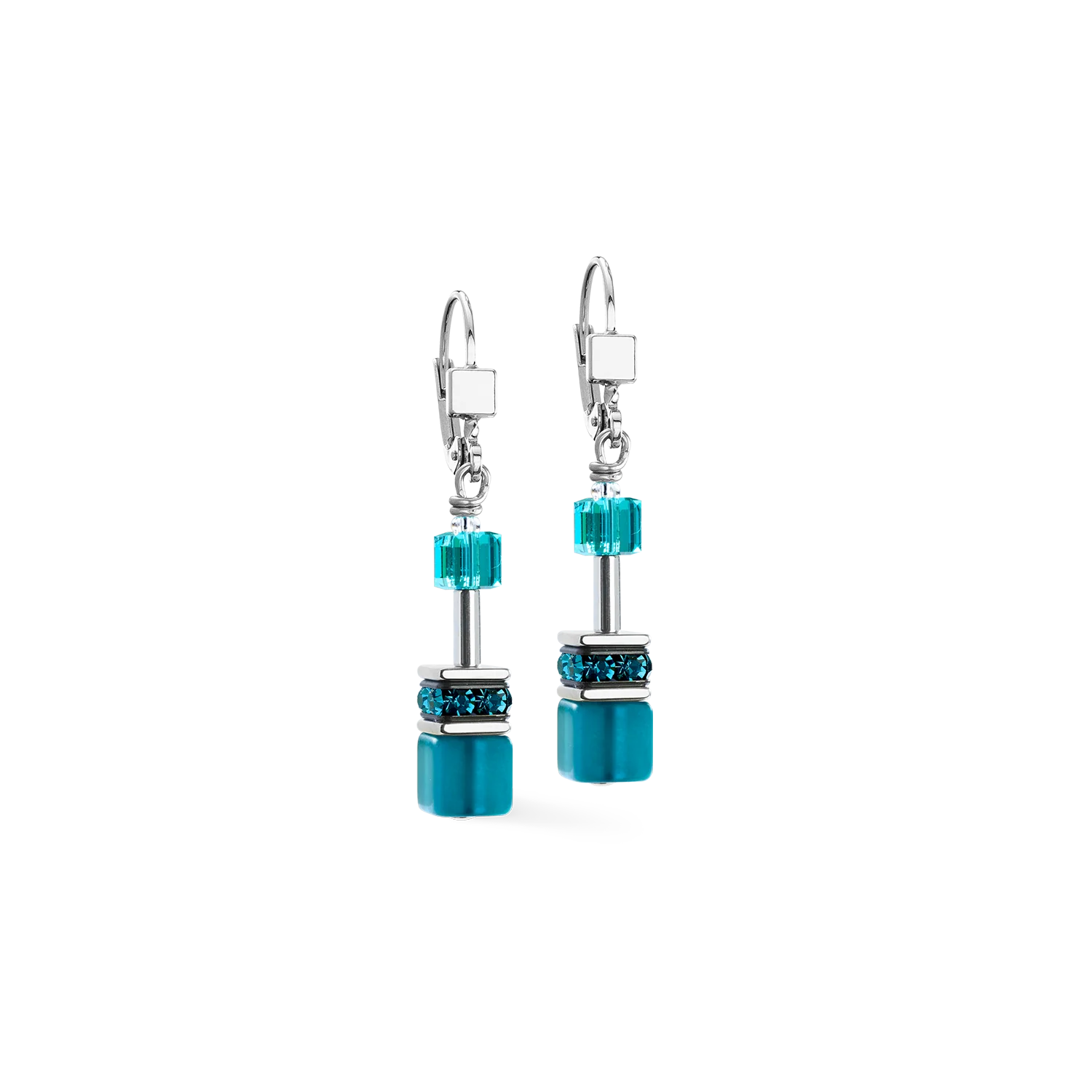 De GeoCUBE&reg; Iconic Earrings Teal Silver geven een nieuwe interpretatie aan de kleur "Transformative Teal" in een elegant en dynamisch silhouet. Kubusvormige elementen van Swarovski&reg;-kristallen, Polaris en synthetisch tijgeroog zorgen voor een stralende intensiteit, een boeiende diepte en een levendige kleurvariatie.

Zilveren accenten en kristallen rondellen omlijsten de geometrische structuur met moderne precisie. Het samenspel van licht, kleur en vorm resulteert in een statement dat expressief en tegelijkertijd tijdloos is.

De oorbellen zijn vervaardigd van hoogwaardig roestvrij staal en garanderen duurzaamheid en draagcomfort &ndash; perfect te combineren met de bijpassende ketting en armband.