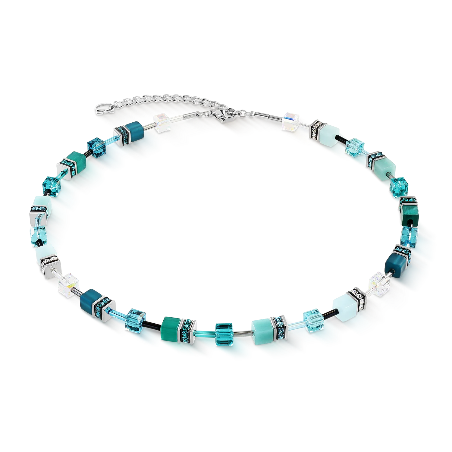 Fris, modern en onmiskenbaar: de GeoCUBE&reg; Iconic Necklace Teal Silver toont de trendkleur van het jaar: "Transformative Teal". De levendige mix van blauw en groen symboliseert vernieuwing, energie en eigentijdse elegantie, versterkt door koele zilveren accenten voor een opvallend designstatement.

De iconische GeoCUBE&reg;-compositie combineert kubussen van sprankelend Swarovski&reg;-kristal, glinsterend Polaris en synthetisch tijgeroog, waardoor een gelaagde kleurarchitectuur met opmerkelijke diepte ontstaat. Nauwkeurige slijpingen zorgen voor schitterende lichtreflecties, Polaris voegt een zijdezachte gloed toe en tijgeroog introduceert subtiele metallic nuances. Transparante, matte en gepolijste oppervlakken cre&euml;ren beweging en moderne dynamiek &ndash; onmiskenbaar COEUR DE LION.

Of het nu als verfijnd alledaags accent of als elegant avondaccessoire wordt gedragen, deze ketting straalt persoonlijkheid uit door geometrische helderheid en stralende intensiteit. Gemaakt van hoogwaardig roestvrij staal in zilver voor duurzaamheid en draagcomfort. Perfect te combineren met de bijpassende armband en oorbellen.