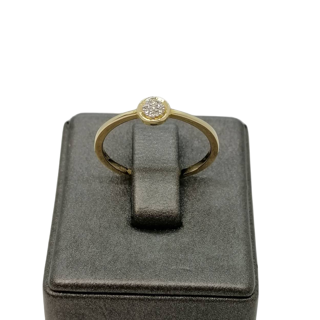 De gouden ring 14k met modelnummer BREA-000391 is elegant en verfijnd met 7 diamanten van in totaal 0,04 crt, kwaliteit H SI. Deze stijlvolle ring van goud is glanzend afgewerkt. Draag hem solo voor een subtiele look of combineer met andere ringen voor een trendy stapelstijl. Perfect voor elke gelegenheid.