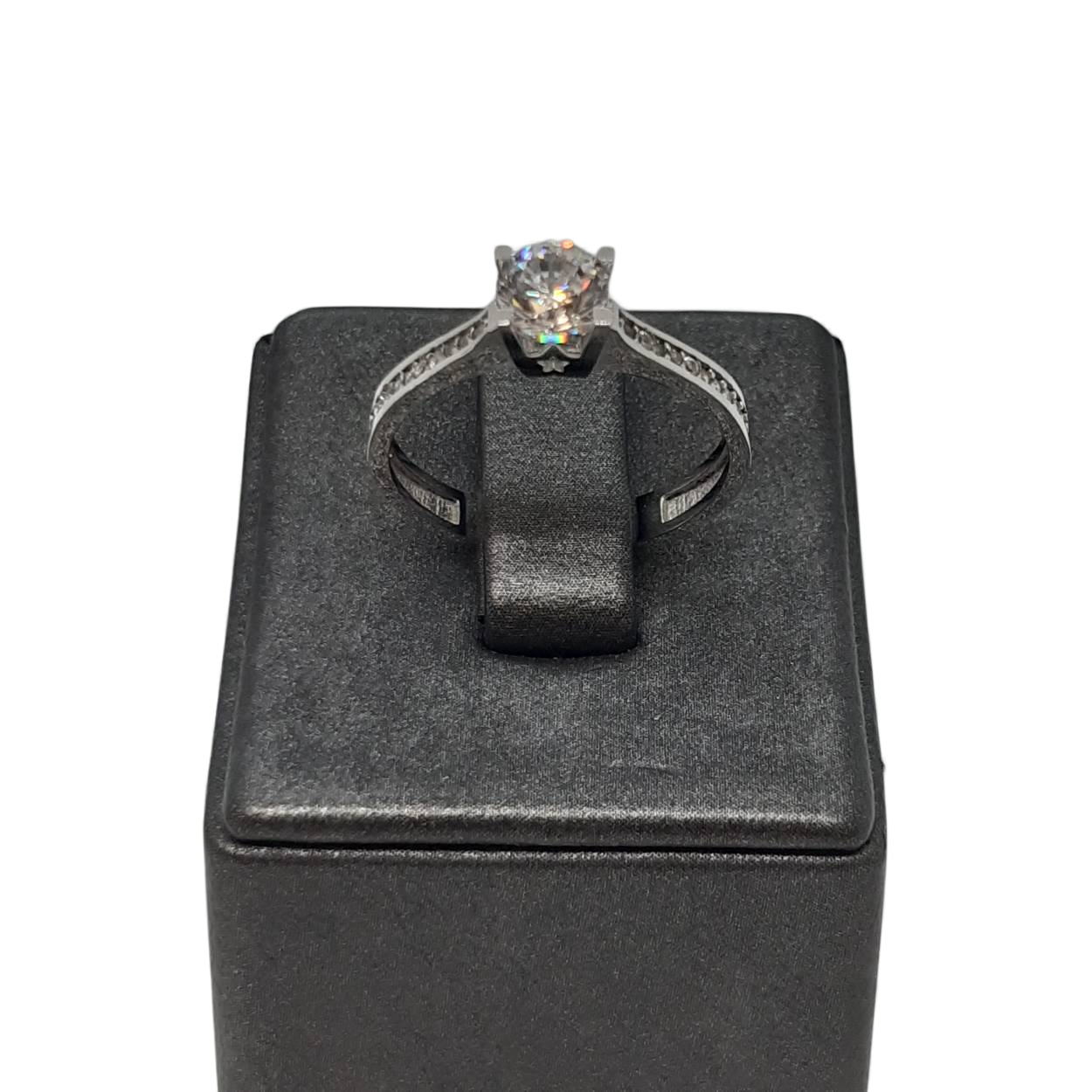 De witgouden ring, model BREA-000703, is vervaardigd uit 14-karaats goud en bezet met schitterende stenen. Het glanzende oppervlak en de elegante afwerking maken deze ring perfect voor speciale gelegenheden. Draag hem solo voor een verfijnde look of combineer met andere ringen voor een statement. Ideaal voor maat 54 en past perfect bij elke huidtoon.