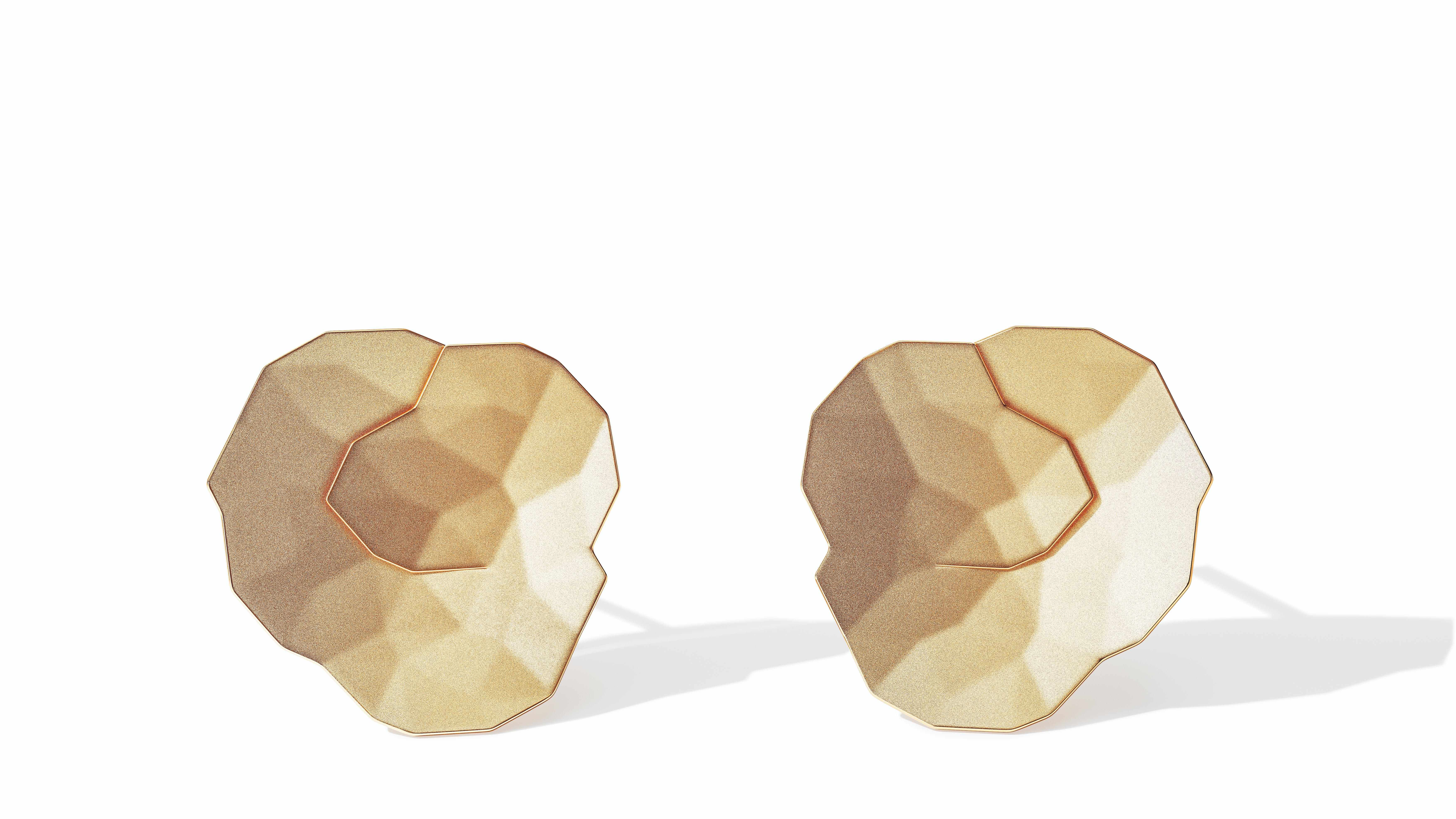 Een paar 18 krts geelgouden oorstekers Niessing model Topia mini