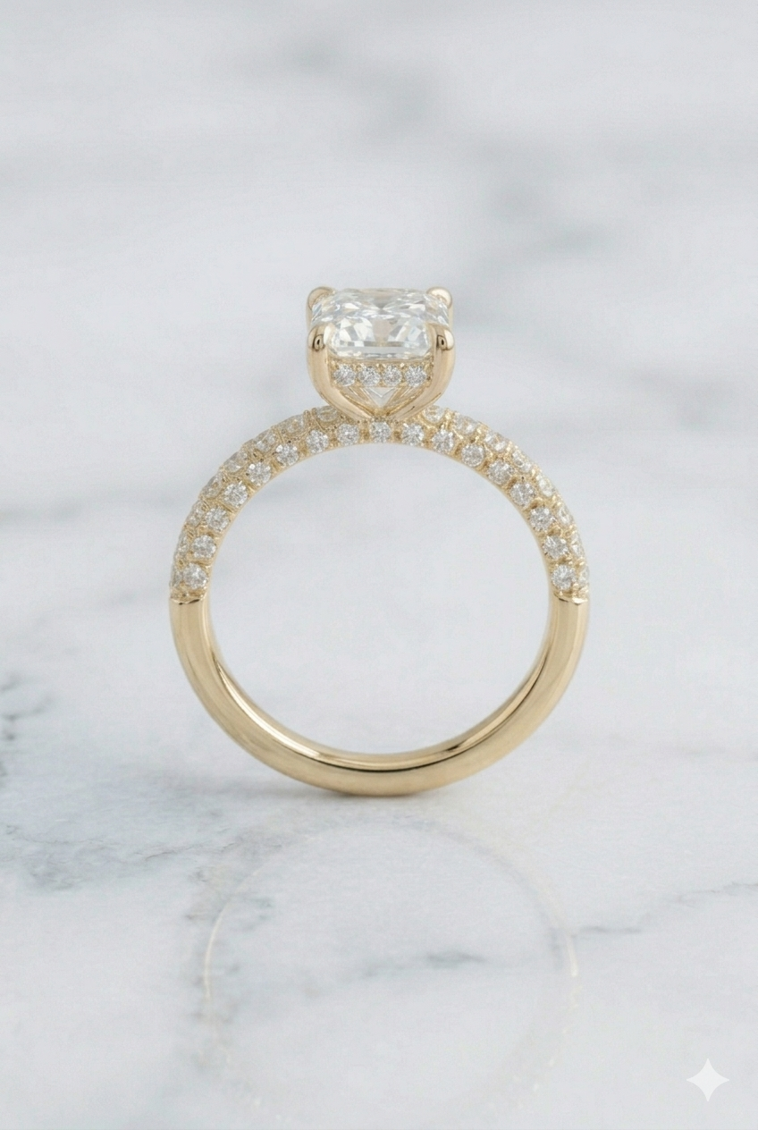 De Radiant cut lab diamant verlovingsring met pave band (modelnummer LD23517) is een prachtige gouden ring van 14-karaats goud. Met een schitterende 0.96 karaat labdiamant in de zuiverheid VVS2 en kleur D, is deze ring perfect voor verlovingen. Draag hem dagelijks als symbool van uw liefde. Ring wordt geleverd met een IGI diamanten certificaat. 
