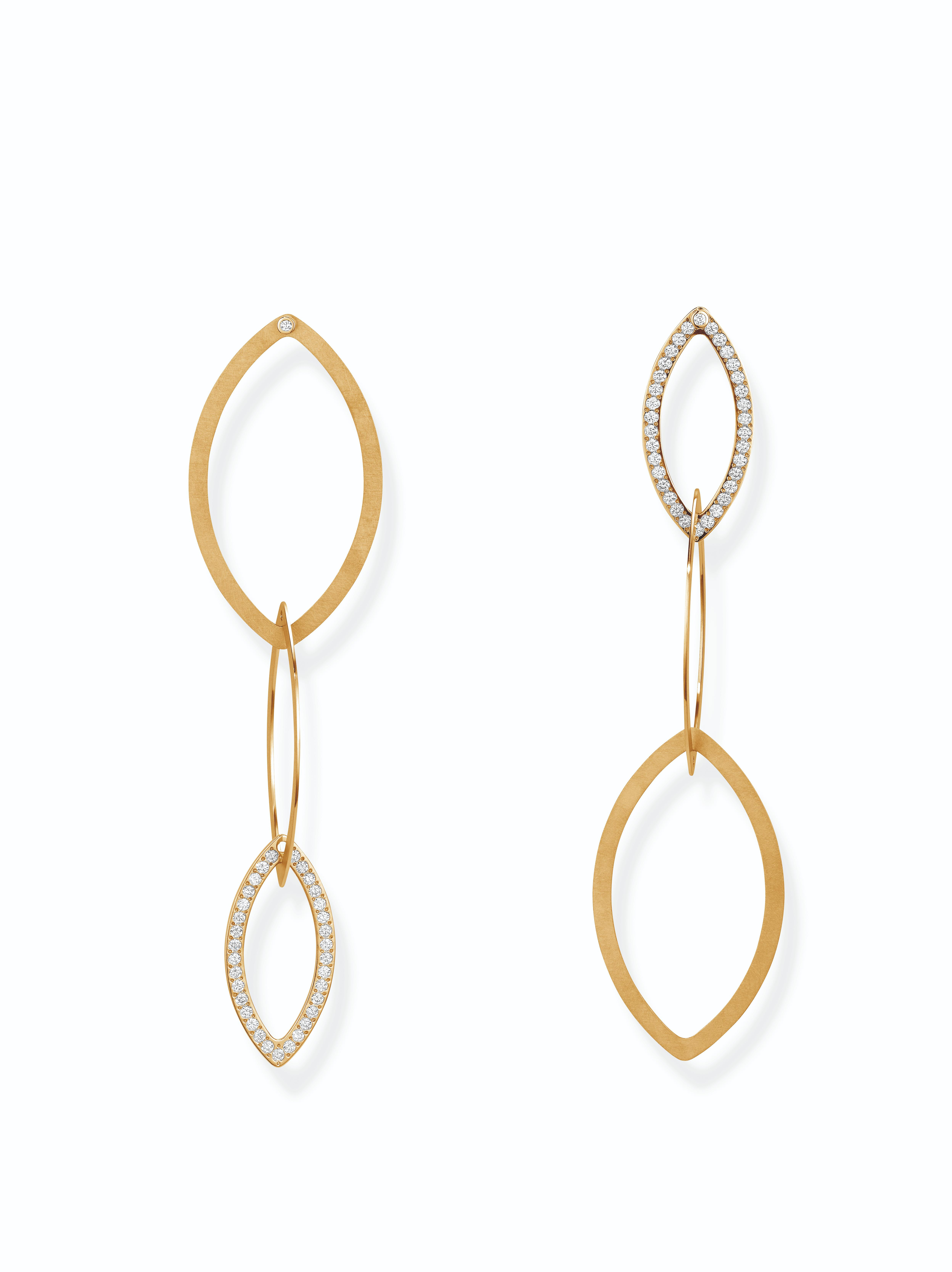 een paar 18 krts geelgouden oorsieraden Niessing model Quinta Navette met diamant briljant geslepen.