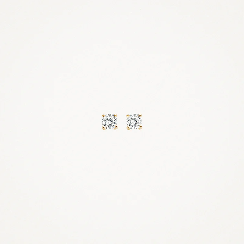 De witte zirkonia&rsquo;s met een doorsnede van 3 mm in 14k geelgouden chaton zetting geven een mooie sprankeling aan deze elegante oorknoppen. De subtiele knopjes gaan heel goed samen met andere (oor)sieraden uit onze collectie.