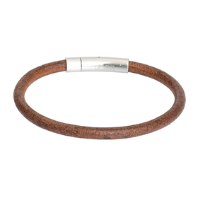 De iXXXi Men armband Mathias is een handgemaakte leren armband. De bracelet bestaat uit een rond design met een bruinkleurige, leren band. Verkrijgbaar in maat 17 t/m 23