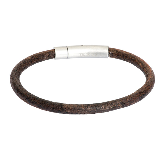 Leren armband in een geschuurde bruine uitvoering 
Verkrijgbaar in de maten 17 t/m 23 