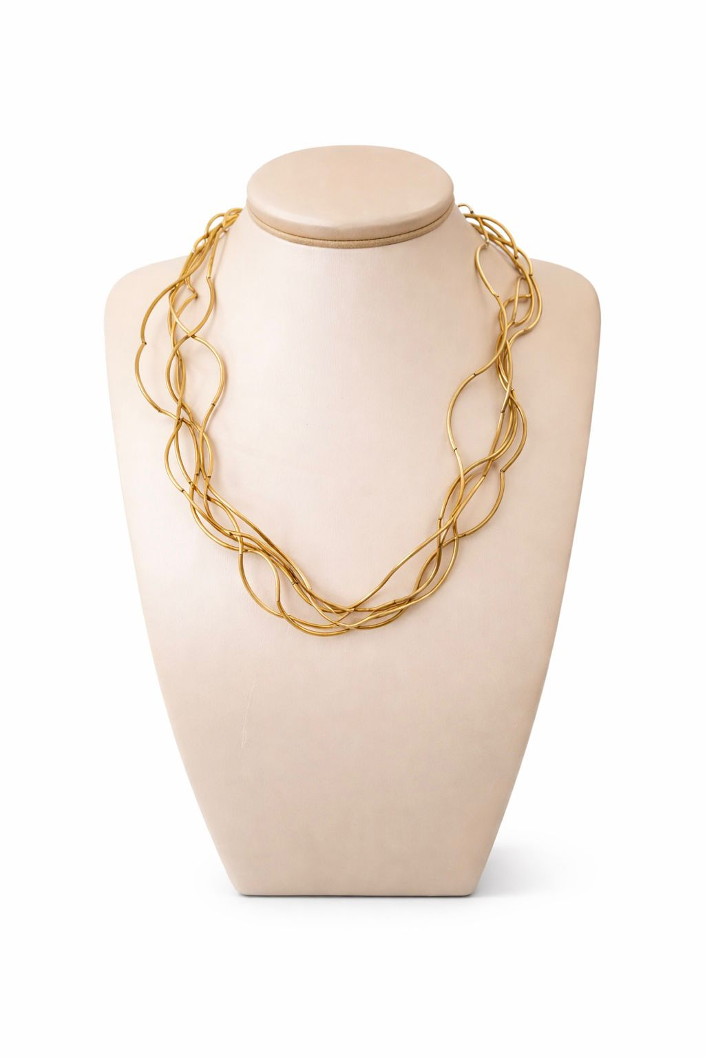 De JEHGOLD is een unieke gouden fantasieketting, gemaakt van 14-karaats goud met een totale karaatgewicht van 0,485. Het heeft een ronde vorm, een karabijnsluiting en een glanzende afwerking. De ketting is nieuw, 540 mm lang en heeft een diameter van 16 mm. Draag het als een opvallend accessoire bij elke chique outfit.