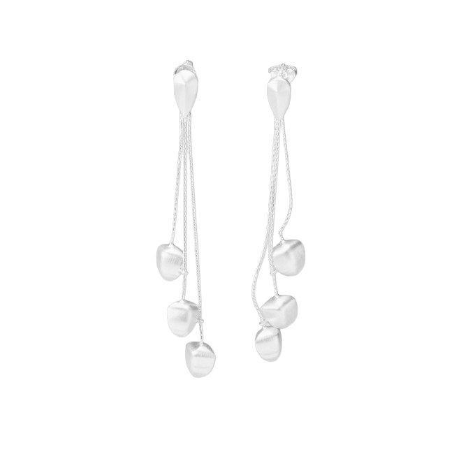 Zilveren oorstekers hangend mat.