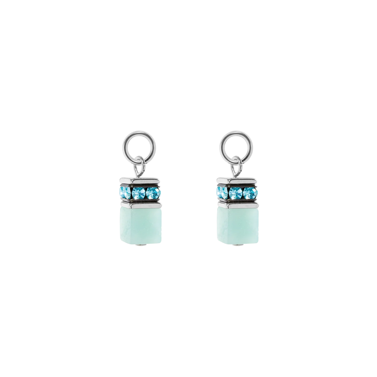 EAR ME UP Charm GeoCUBE&reg; zilverkleur-aqua
De EAR ME UP Charm GeoCUBE&reg; zilverkleur -aqua is een frisse bedel, ontworpen om aan oorringen te bevestigen. De bedel combineert zachte aquatinten met moderne helderheid en lichte elegantie. Amazoniet zorgt voor een kalmerend, balancerend kleureffect, terwijl sprankelende kristallen subtiele accenten toevoegen en zilverkleurige details de look strak en eigentijds houden. De edelsteen symboliseert balans, sereniteit en innerlijke harmonie, waardoor je stijl een ontspannen, moderne uitstraling krijgt. Ideaal te combineren met GeoCUBE&reg; kettingen, oorbellen en armbanden.

Elk sieraad dat je bij COEUR DE LION bestelt, wordt geleverd in een luxe designverpakking en met een echtheidscertificaat.