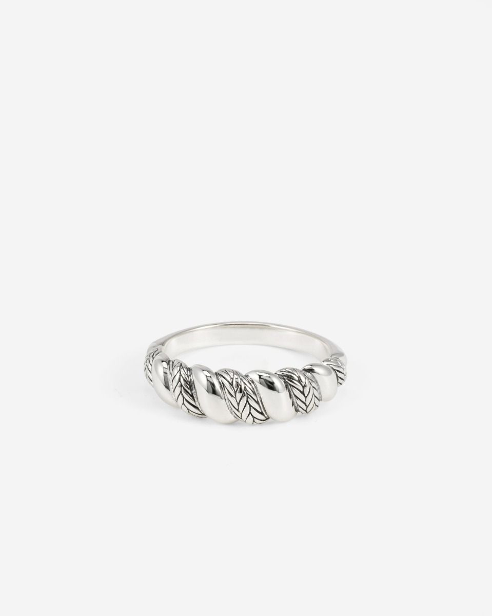 Ge&iuml;nspireerd door de schoonheid van de natuur, symboliseert de Ring Ellen Spiraal Gradient creativiteit en energie met zijn unieke, draaiende ontwerp. Dit eigentijdse sieraad combineert textuurelementen van het iconische Ellen-weefpatroon met gepolijste details, wat een dynamisch contrast oplevert dat zowel schoonheid als kracht weerspiegelt. Het spiraalontwerp, bekend om zijn talismanische eigenschappen, staat voor groei en beweging, wat deze ring meer maakt dan alleen een statement&mdash;het is een betekenisvolle aanvulling op jouw sieradencollectie. Gemaakt van duurzaam gerecycled 925 sterling zilver en handgemaakt in Zuidoost-Azi&euml;, belichaamt de ring een mix van modern vakmanschap en tijdloze symboliek. Combineer het met de bijpassende hanger en oorbellen uit de Ellen Spiraal collectie en vier de kracht van creativiteit en verbinding.