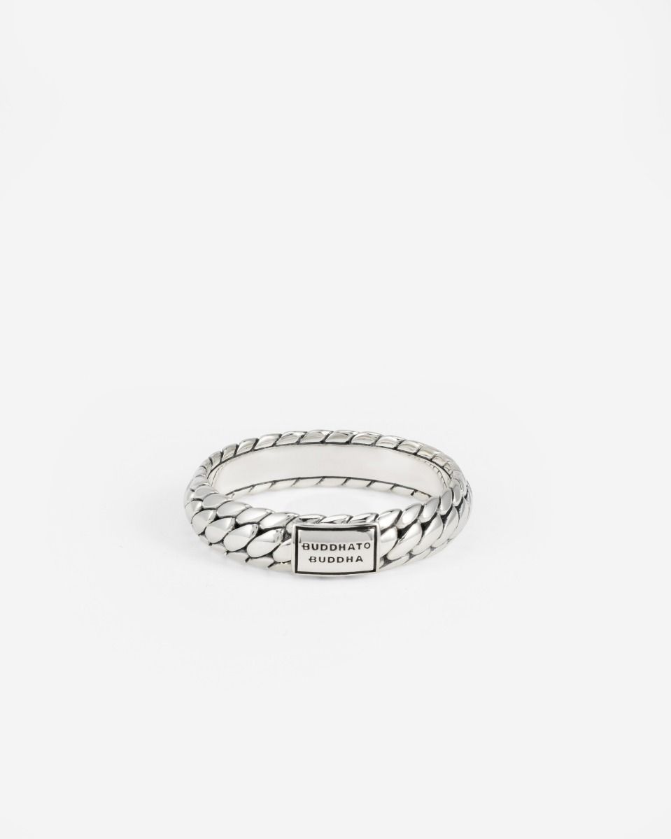 De Ring Ben XS is de zilveren versie van onze populaire Ben Gold Ring. Met de iconische Ben-schakel is deze ring een symbool van kracht en moed, handgemaakt met passie en zorg in Zuidoost-Azi&euml;. Wat deze ring uniek maakt, is de mogelijkheid om een persoonlijke gravure toe te voegen, waarmee je een speciaal moment, persoon of herinnering kunt vereeuwigen. Maak deze ring uniek en draag die betekenisvolle verbinding voor altijd bij je.
