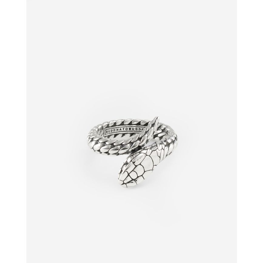 De 454 20 - Ring Ben XS Snake Silver is een stijlvolle zilveren ring met een breedte van 5 mm, een gewicht van 8 gram en een maat van 63. Het slangenontwerp maakt het een uniek sieraad. Draag het als statement ring op zichzelf of in combinatie met andere zilveren sieraden voor een elegante look.