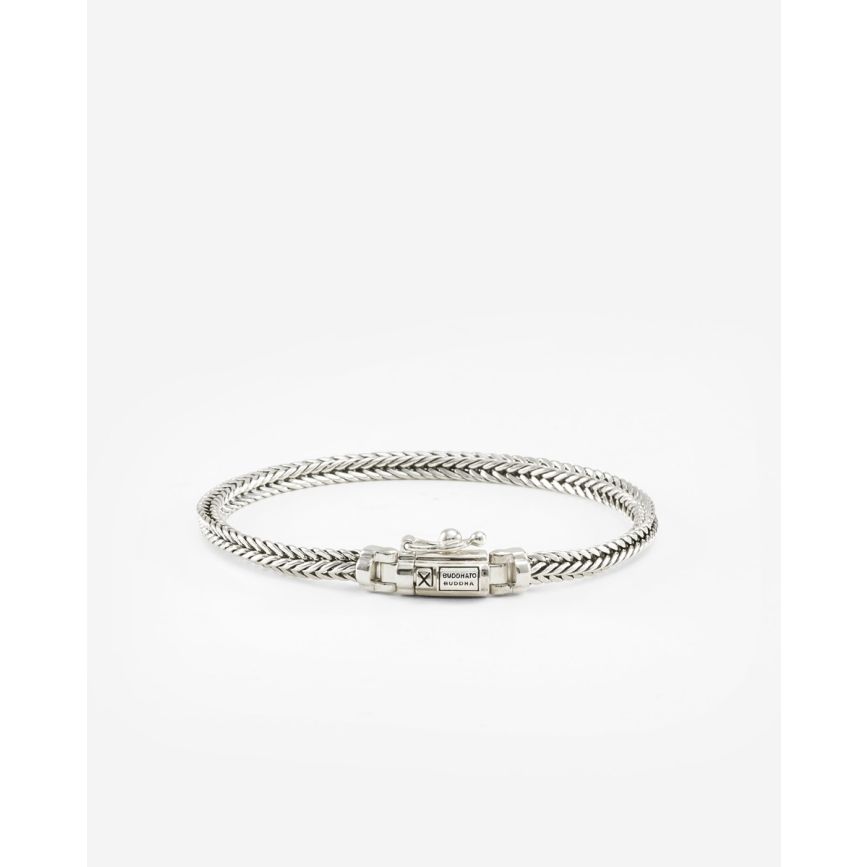 De J464 E+ - Bracelet Nurul Mini Silver, modelnummer 001K014640112, is een stijlvolle armband in zilverkleur. Gemaakt van 925 sterling zilver, met een breedte van 4,5 mm en een gewicht van 17 gram. Perfect voor elke gelegenheid, draagt deze armband elegant en comfortabel bij een polsomtrek van 180 mm. Ideaal als subtiele, verfijnde accessoire voor dagelijks gebruik.