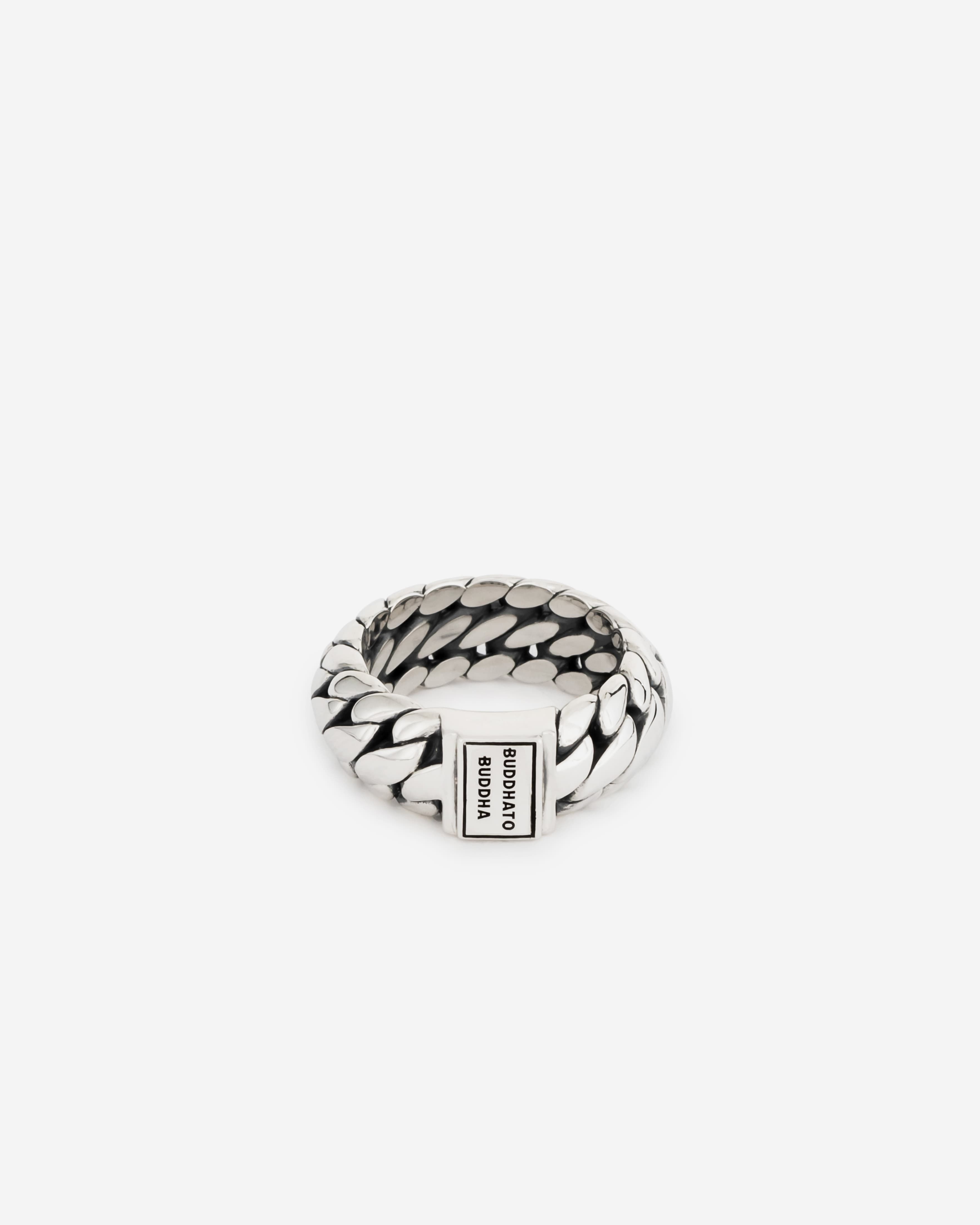 Afgeleid van de iconische Ben schakel kan deze Ben Small Ring met recht een klassieker genoemd worden. Handgemaakt en tijdloos zoals alle Buddha to Buddha sieraden. De sterling zilveren ring laat zich perfect combineren met andere Buddha to Buddha sieraden en geeft jouw outfit een stoere twist. De Ben Small Ring is smaller dan de Ben Ring.