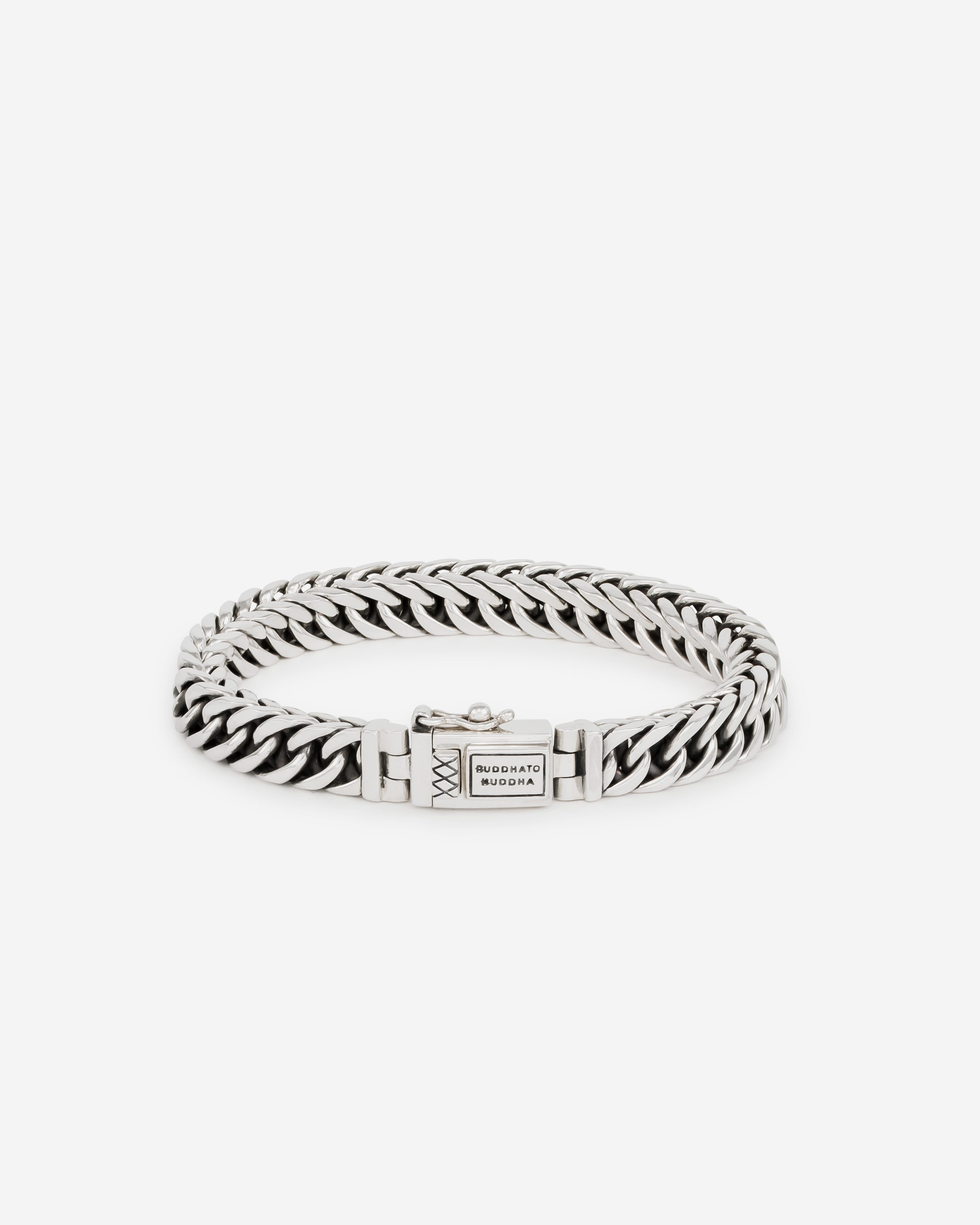 De Buddha to Buddha Esther XS armband heeft de zelfde prachtige vorm als de Esther armband. De zilveren armband heeft een stoere uitstraling en is een echte musthave! Handgemaakt en tijdloos zoals alle Buddha to Buddha sieraden. De armband laat zich perfect combineren met andere Buddha to Buddha sieraden. De Esther XS is smaller dan de Esther Small en de Esther Big.