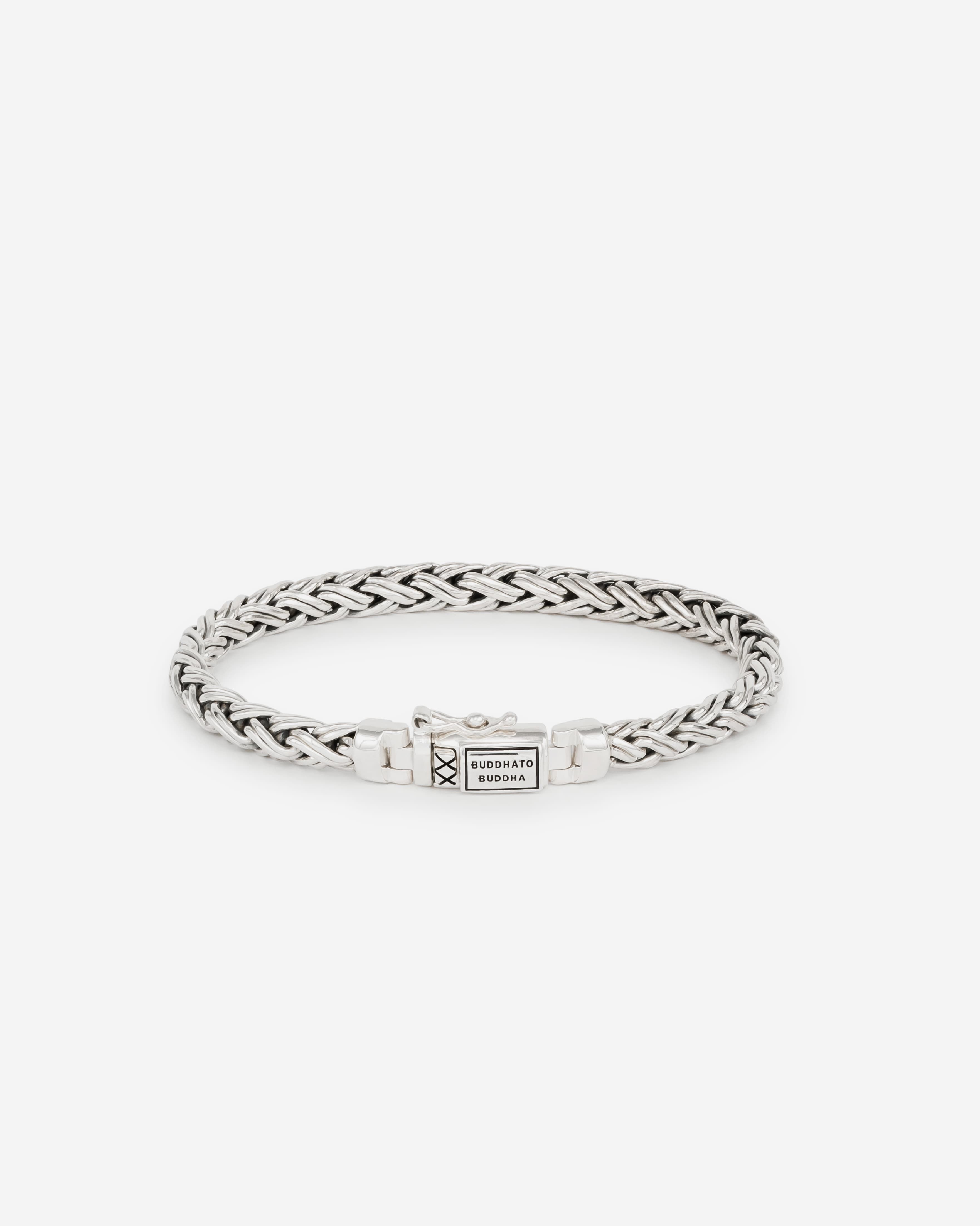 De Buddha to Buddha Katja XS armband is een prachtige gevlochten armband. Een echte eyecatcher! Handgemaakt en tijdloos zoals alle Buddha to Buddha sieraden. De zilveren armband laat zich perfect combineren met andere Buddha to Buddha sieraden. De Katja XS is smaller dan de Katja armband.