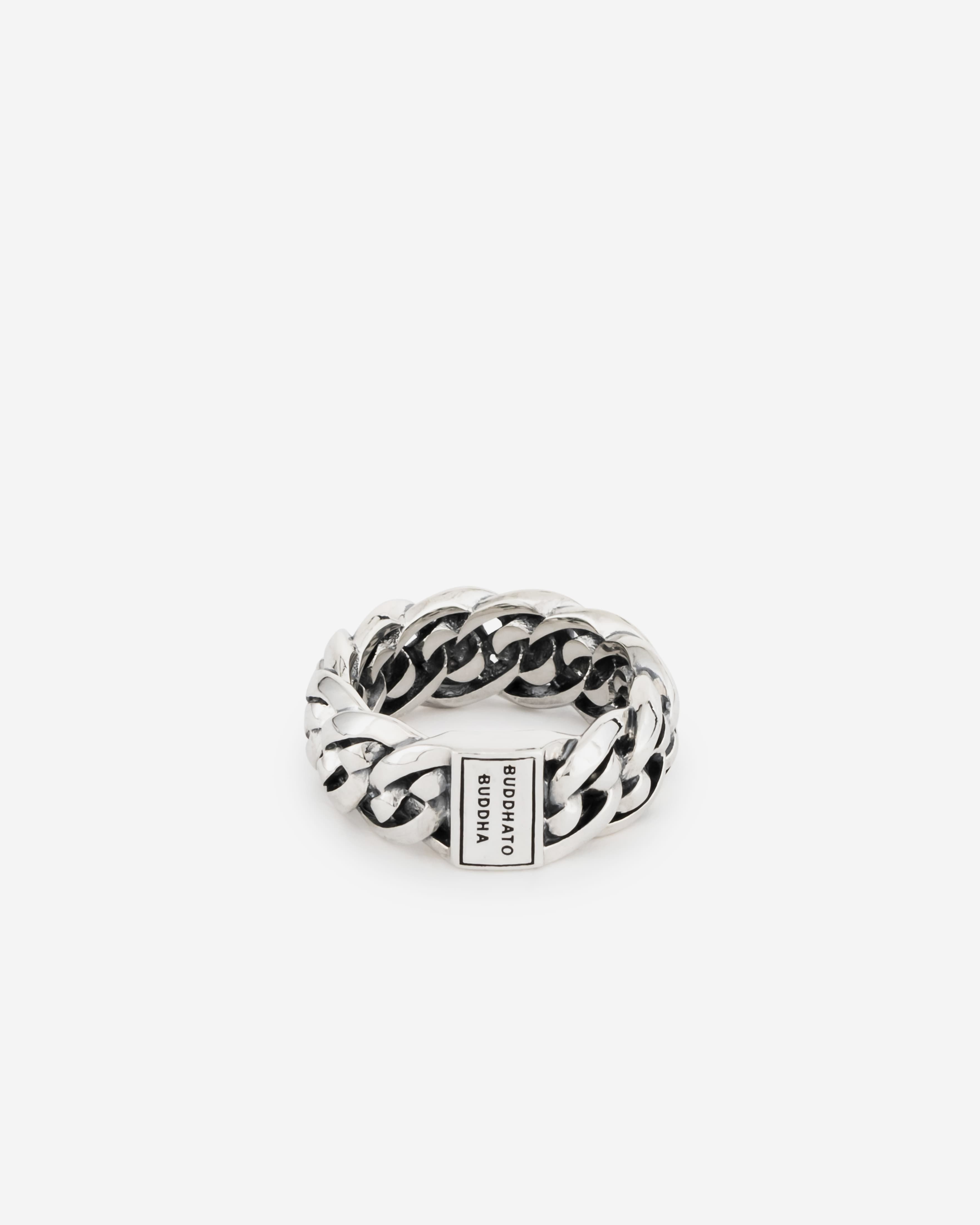 Buddha to Buddha 601 Maat 20 - Nathalie Small Ring
De Buddha to Buddha Nathalie Small ring is een van de bekendste ringen uit de collectie. De aparte dubbele schakel maakt deze zilveren ring tot een echte eyecatcher. Handgemaakt en tijdloos zoals alle Buddha to Buddha sieraden. De Nathalie Small Ring is smaller dan de Nathalie Ring.