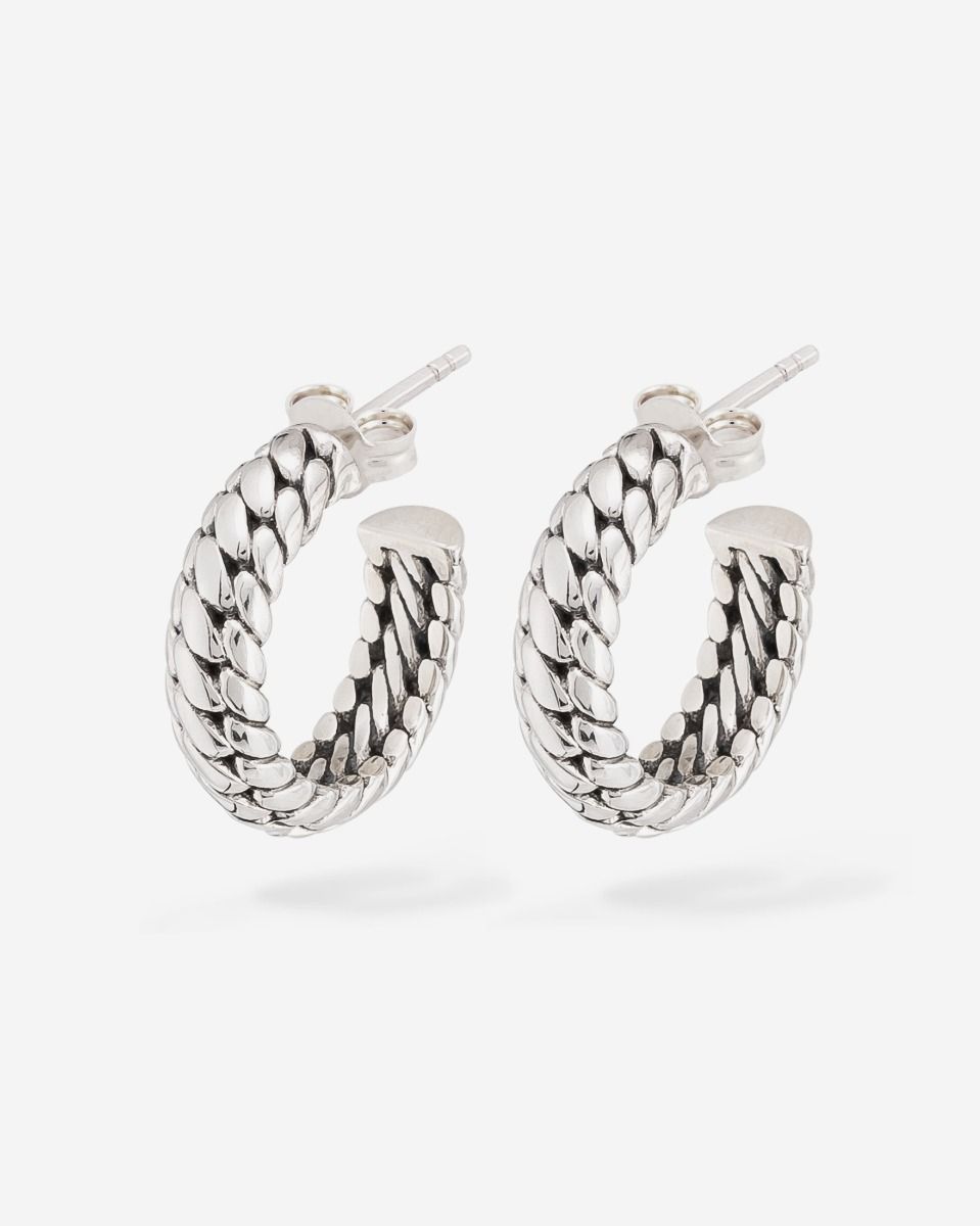 De Ben Small oorbellen zijn prachtige zilveren oorbellen gebaseerd op de bekende Ben schakel. De Ben schakel wordt terecht gezien als een van de iconen van Buddha to Buddha. Maak gedurfde combinaties met andere sterling zilveren sieraden uit de Ben-collectie!
