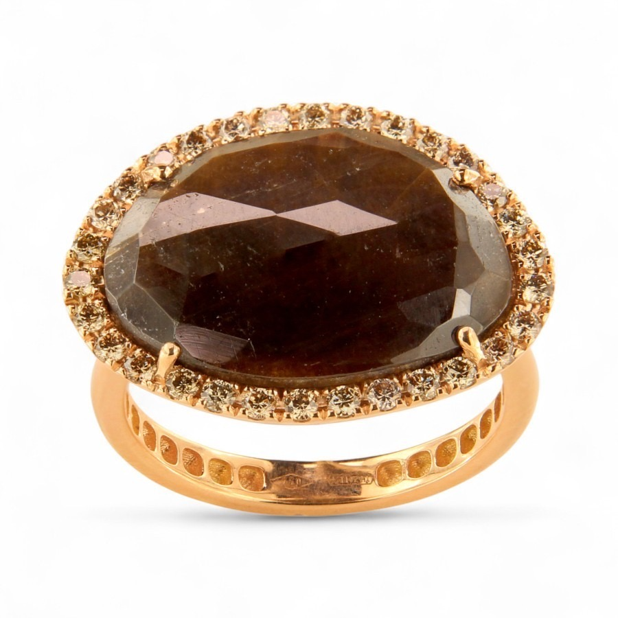 De BRUSI Ros&eacute; gouden ring, modelnummer is een verfijnd sieraad met een bruine saffier en bruine diamanten met 0.42 karaat. Perfect voor een elegante uitstraling, draag deze ring solo of combineer met andere fijne sieraden voor een gelaagd effect. Een tijdloze toevoeging aan elke juwelencollectie. 