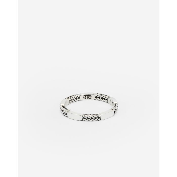 Ons stacking assortiment ontsluit oneindige mogelijkheden, door je in staat te stellen verschillende stukken op elkaar te stapelen om je eigen verhaal te verzamelen. Vier elke mijlpaal met een ander stuk. Met onze nieuwe stacking collectie nodigen we je uit om op een reis van zelfexpressie te gaan. De Barbara Stacking Ring Mix is ontworpen in Amsterdam en ethisch verkregen uit 100% gerecycled zilver in Zuidoost-Azi&euml;. Wij geloven dat je alle dingen in het leven moet vieren; geloof jij dat ook?
