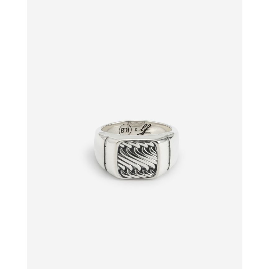 De Zegelring Legend is meer dan alleen een sieraad&mdash;het is een symbool van de reis naar een legendarisch leven. Deze ring is onderdeel van de Legend-collectie, een samenwerking met onze vriend DJ La Fuente, ontworpen voor degenen die een onvergetelijke indruk willen achterlaten. Het eert onze legendarische Stiff-collectie gecombineerd met ons iconische Edwin-design. Deze ring belichaamt de energie, creativiteit en onophoudelijke ambitie die legendes defini&euml;ren. Gemaakt van gerecycled 925-zilver, eist de krachtige aanwezigheid van deze ring aandacht op, terwijl het een verhaal vertelt van ambitie, mijlpalen, creativiteit en gedrevenheid. Het is een getuigenis van elke mijlpaal die je behaalt en vergezelt je op je pad naar succes. Deze collectie bevat ook een Legend Statement Armband, Legend Armband en Legend Mini Ring. Draag het als een herinnering dat wat je ook doet, jij de kracht hebt om het legendarisch te maken. Een sieraad gemaakt voor dromers en voor iedereen die streeft naar het worden van een legende.