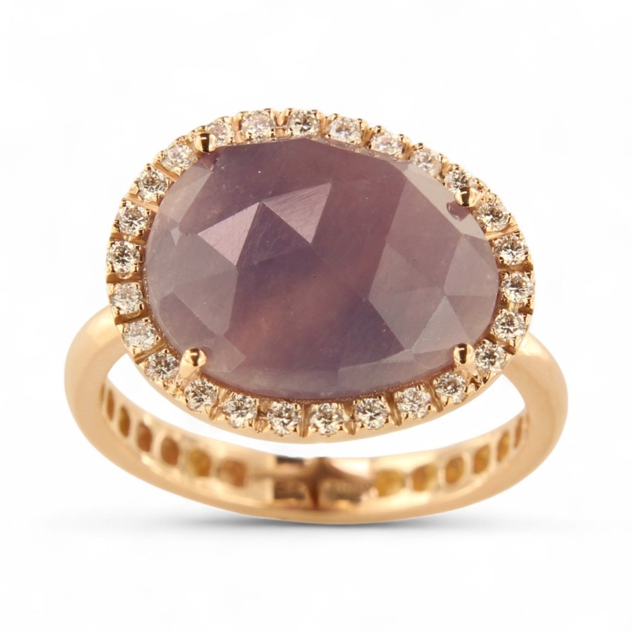 De BRUSI Ros&eacute; gouden ring is een verfijnd sieraad met een prachtige paarse saffier en witte diamanten met 0.24 karaat. Deze juweelring is perfect voor speciale gelegenheden. Draag het als een elegant statement stuk op zichzelf of combineer het subtiel met andere ros&eacute; gouden sieraden voor een verfijnde look.