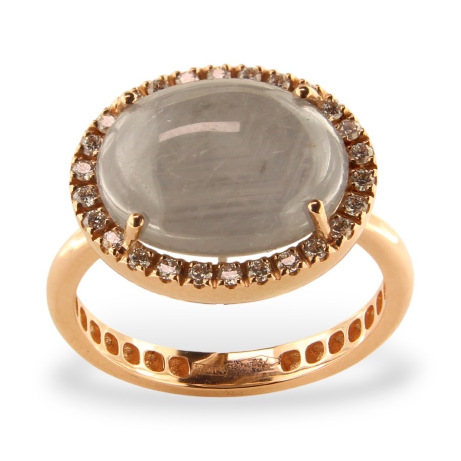 De BRUSI Ros&eacute; gouden ring met witte saffier en witte diamanten met 0.24 karaat is een verfijnde keuze. Draag deze elegante ring bij speciale gelegenheden om een vleugje glamour toe te voegen aan elke outfit. Perfect voor zowel formele als informele evenementen.