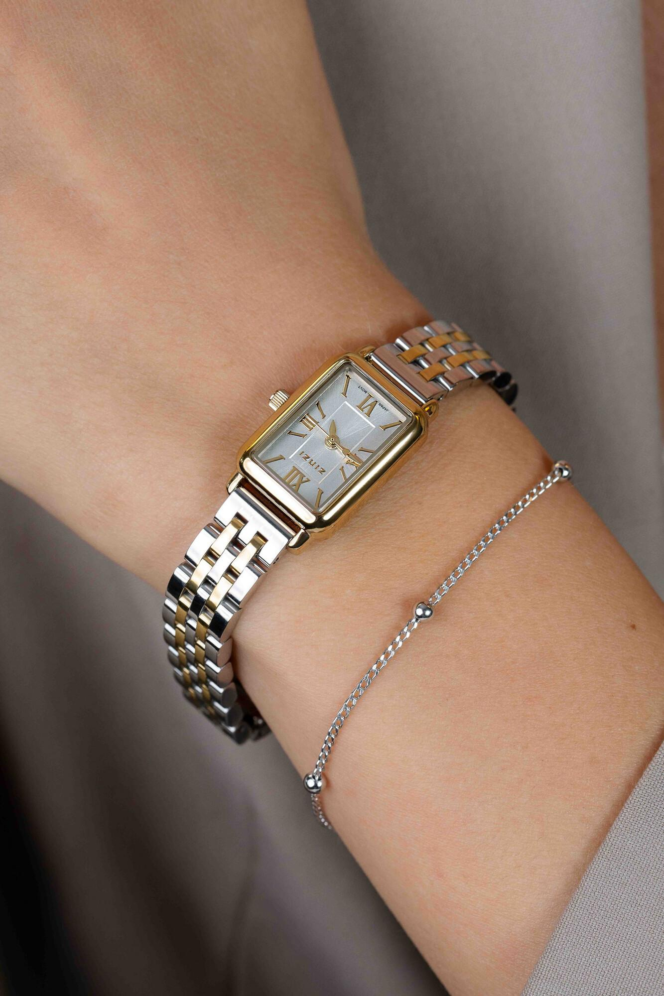 
ARMBAND CADEAU
Ga naar het begin van de afbeeldingen-gallerij
ZINZI Small Elegance bicolor horloge zilverkleurige sunray wijzerplaat en rechthoekige kast stalen bicolor schakelband 22mm extra dun ZIW2833
139,-
Op voorraad, direct leverbaar

In winkelmand
Bij dit horloge ontvang je tijdelijk gratis een armband t.w.v. 34,95 &ndash; kies zelf je favoriet hierboven!
 
Gratis verzending vanaf &euro;30
 
CO2-neutrale verzending
 
Al 20+ jaar h&eacute;t merk in betaalbare luxe sieraden
 
60 dagen bedenktijd
 
Geleverd in een mooie Zinzi-geschenkverpakking

Productomschrijving
Het ZINZI Small Elegance horloge heeft een tijdloos rechthoekig ontwerp. De ronde hoeken zorgen voor een mooie look en extra draagcomfort. Met zijn geheel stalen kast van 16 x 22mm oogt dit horloge elegant op iedere pols. De sierlijke romeinse cijfers en wijzers geven de wijzerplaat een mooie uitstraling. Voorzien van een zilverkleurige sunray wijzerplaat en stalen bicolor schakelband. De band is eenvoudig te verwisselen door het handige schuifsysteem aan de achterkant. Extra kwaliteit: Voorzien van een extra dun Japans kwaliteitsuurwerk, sterk mineraal glas en het horloge is 3atm waterbestendig (tegen regen en spatwater).