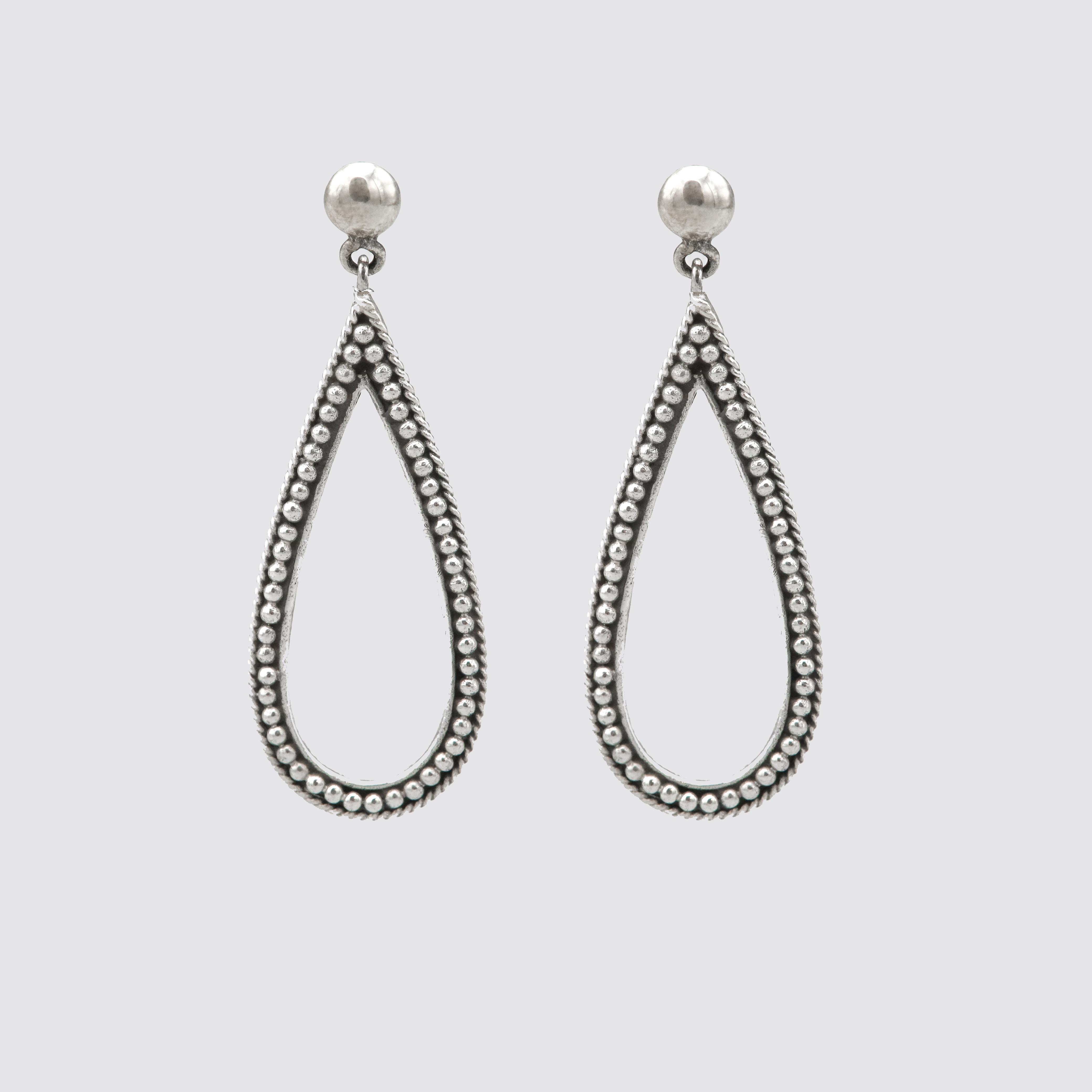 De Ymala Oorhangers, model YM0044, zijn elegante zilverkleurige hoepeloorbellen gemaakt van 925 sterling zilver. Deze tijdloze sieraden voegen een vleugje verfijning toe aan elke outfit. Draag ze met zowel casual als formele kleding voor een verfijnde look. Perfect om toe te voegen aan uw dagelijkse sieradencollectie voor een subtiele, maar stijlvolle uitstraling.