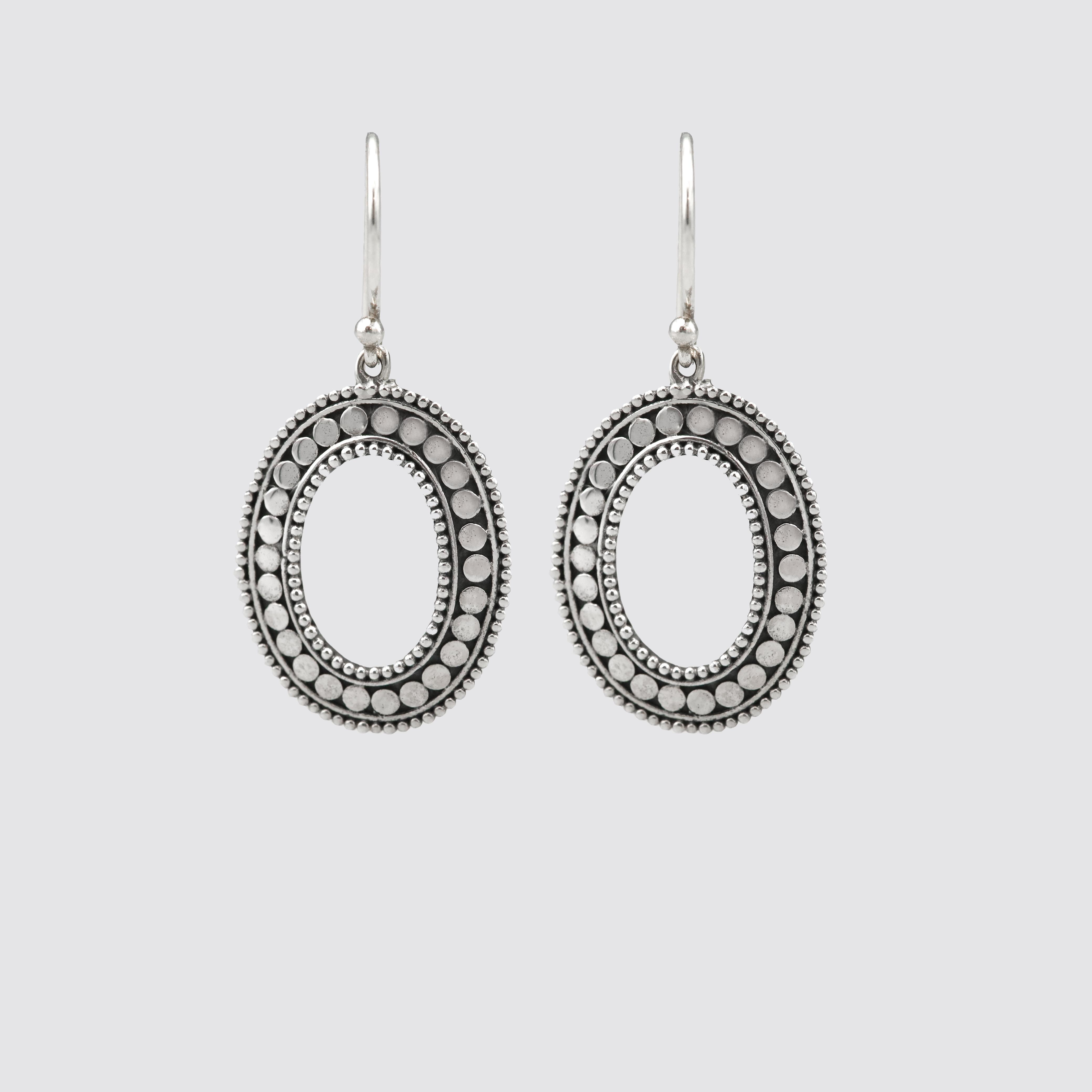 Product YM-0042H: Prachtige Ymala oorbellen vervaardigd uit 925 sterling zilver, bieden een verfijnde zilverkleurige uitstraling. Perfect voor dagelijks gebruik of een speciale gelegenheid om een elegante en tijdloze look te cre&euml;ren. Draag ze bij een losse opgestoken kapsel of een stijlvolle avondjurk voor een verfijnde uitstraling. Voeg deze klassieke hoepel oorbellen aan je collectie toe!