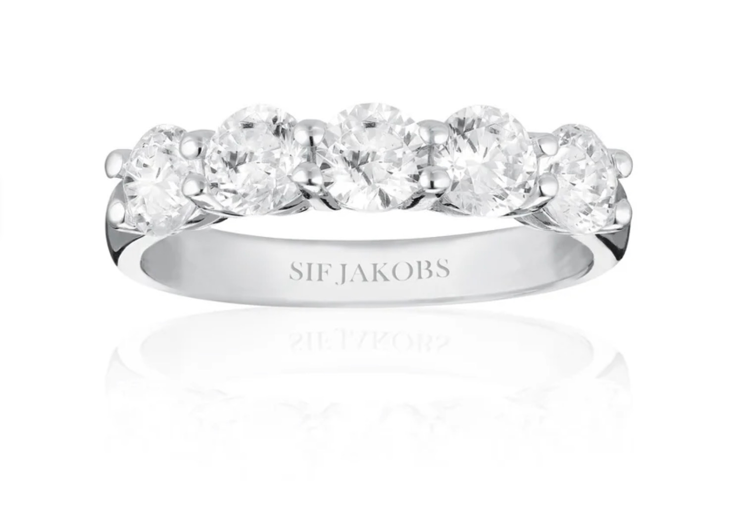Ring gemaakt van 925 sterling zilver met rhodium, gepolijst oppervlak en facetgeslepen witte zirkonia.

Ringafmetingen: breedte 4,5 mm, dikte 1,2 mm.