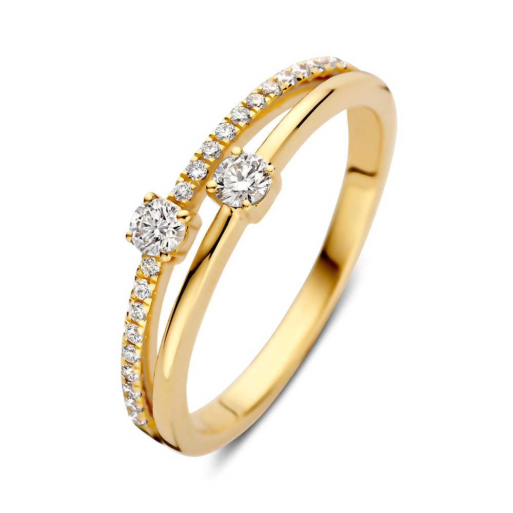 De Excellent gouden ring, is een verfijnde verlovingsring gemaakt van 14-karaats goud met een breedte van 5.5 mm en een diameter van 56 mm. De ring heeft een glanzende afwerking en bevat een witte diamanten edelsteen van SI1-puurheid. Draag hem op speciale gelegenheden voor een glinsterende indruk. Perfect voor jouw bijzondere moment.