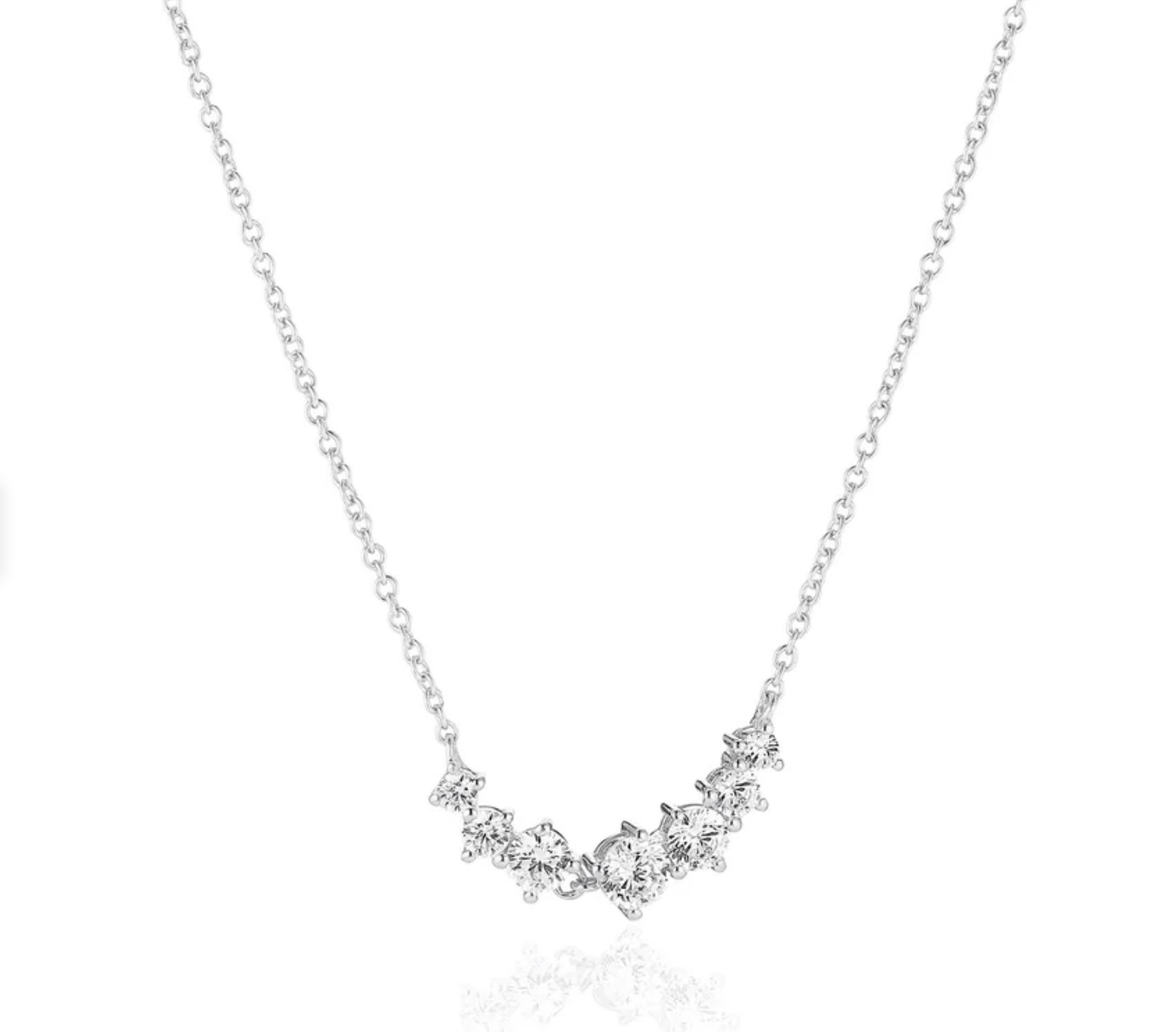 Halsketting van 925 sterling zilver met rhodium coating, gepolijst oppervlak en facetgeslepen witte zirkonia.

Lengte ankerketting: 42 cm + 5 cm.