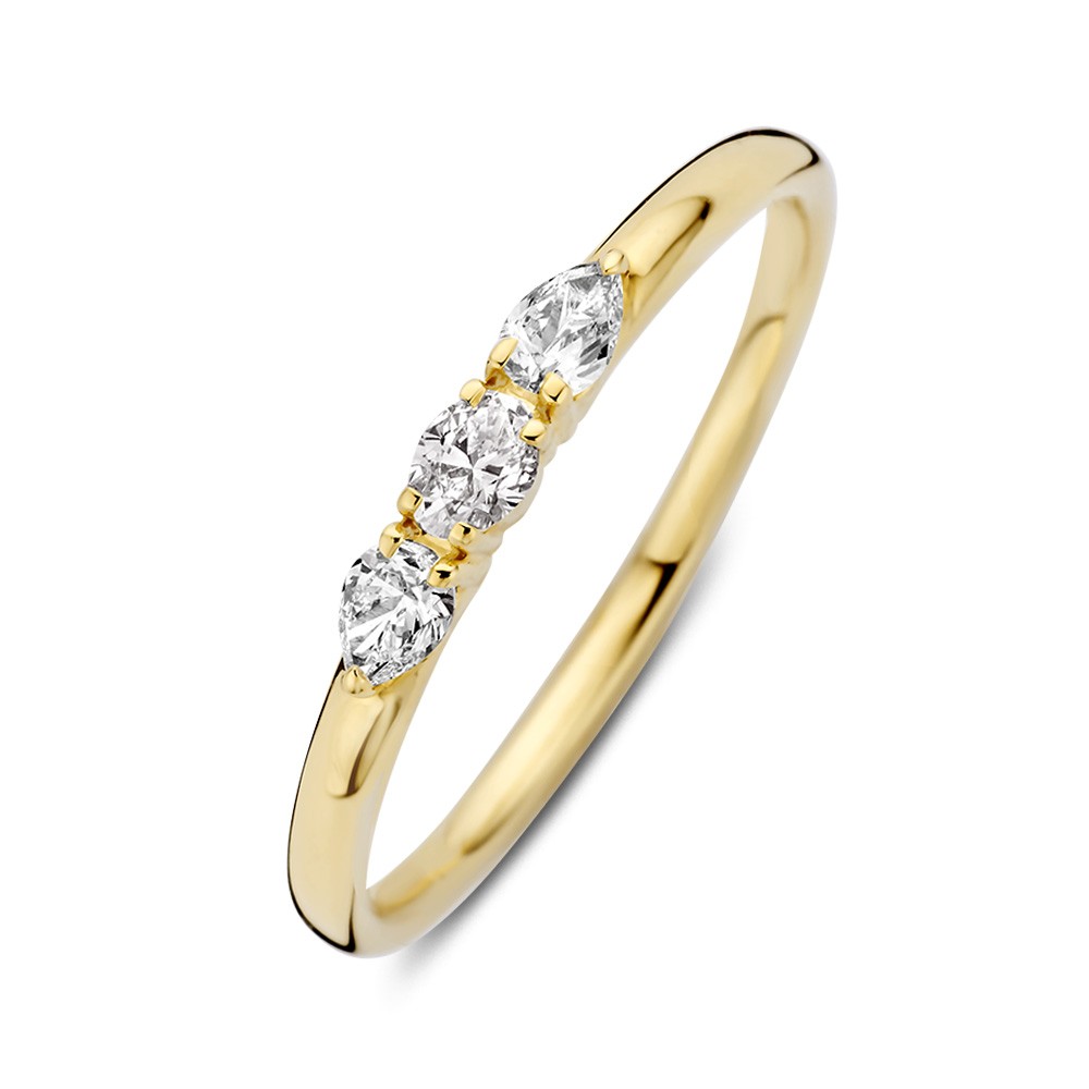 Gouden ring met een ovale midden steen en twee peer geslepen diamanten aan de zijkanten gezet.
