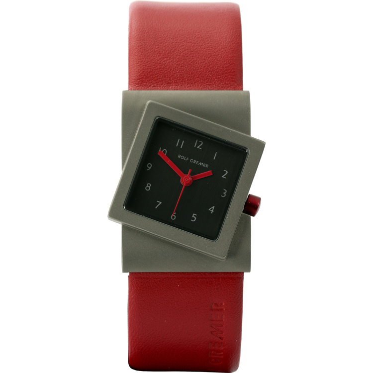 Dit Rolf Cremer horloge uit de serie "Turn Titan" met artikelnummer 492366 is 23 mm breed en is gemaakt van antiallergisch titanium. Aan het horloge zit een horlogeband van rood leer. Het horloge beschikt over een betrouwbaar quartz uurwerk, is 3 ATM waterdicht en is voorzien van mineraal glas.