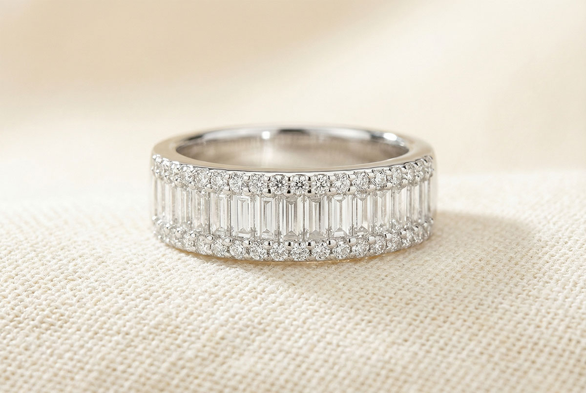 Deze ring uit onze collectie toont drie rijen briljanten en baguette diamanten voor een gestructureerd en verfijnd multi-steen effect.
Gemaakt van 18 karaat witgoud, biedt hij een breed en elegant ontwerp, ideaal om een blijvende verbintenis of speciale gelegenheid te symboliseren.
Het stralende pav&eacute; en het comfortabele profiel maken het tot een verfijnd sieraad dat prettig is om dagelijks te dragen.