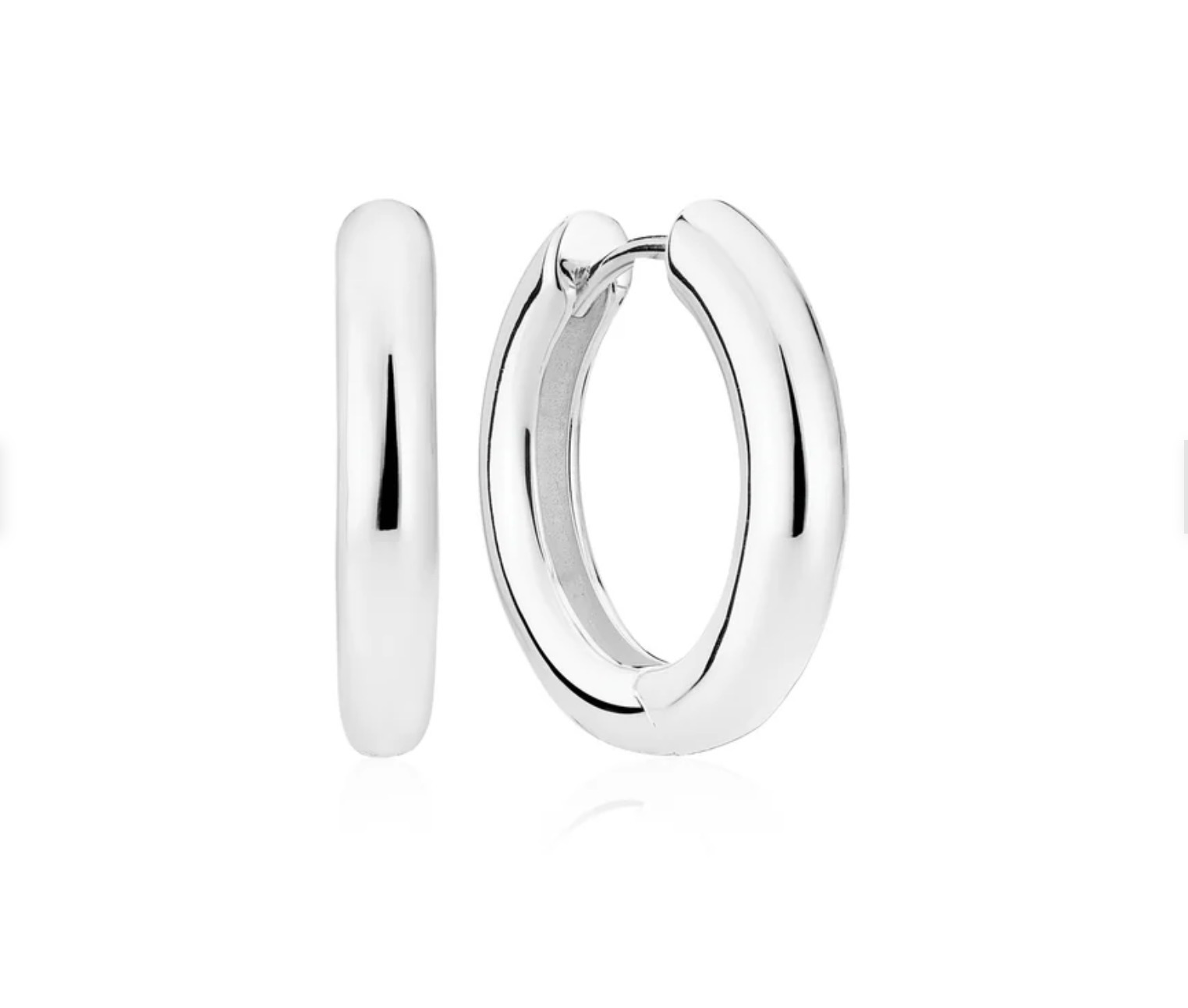 Oorbellen gemaakt van 925 sterling zilver met rhodium afwerking en gepolijst oppervlak.

Afmetingen oorbellen: diameter 20 mm, breedte 4 mm.
